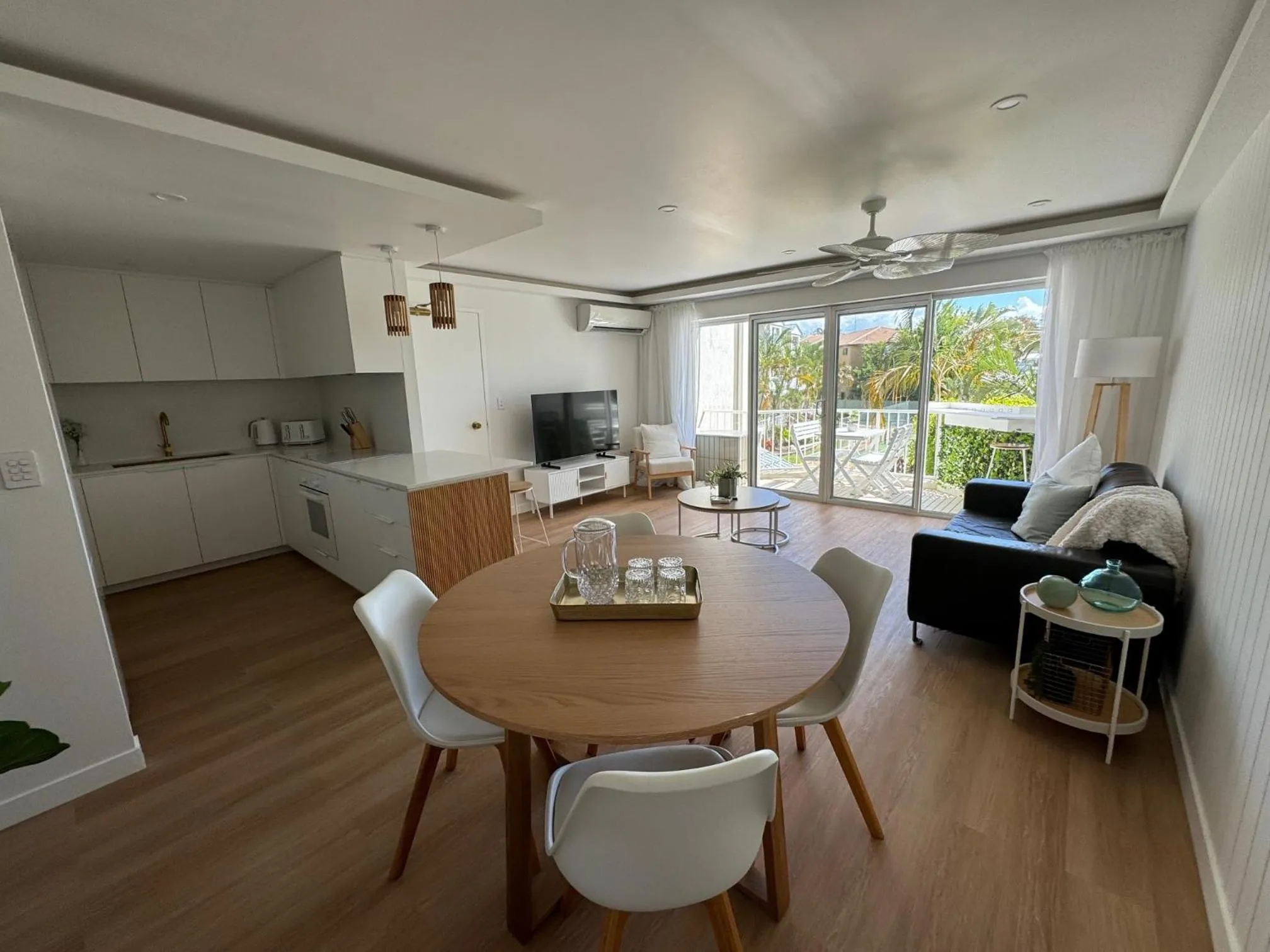 Kitchen or kitchenette in Pelican Cove Waterfront Apartment