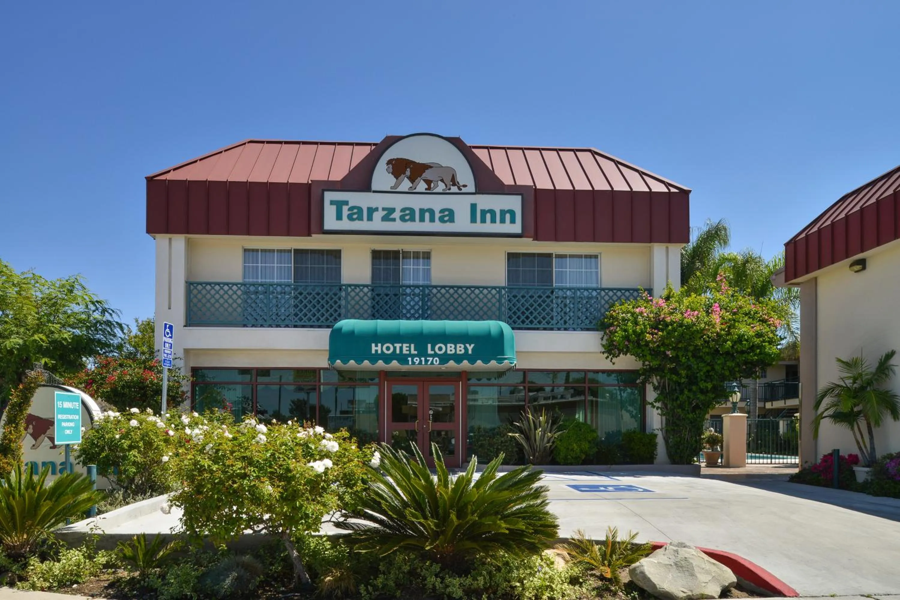 Facade/entrance in Tarzana Inn