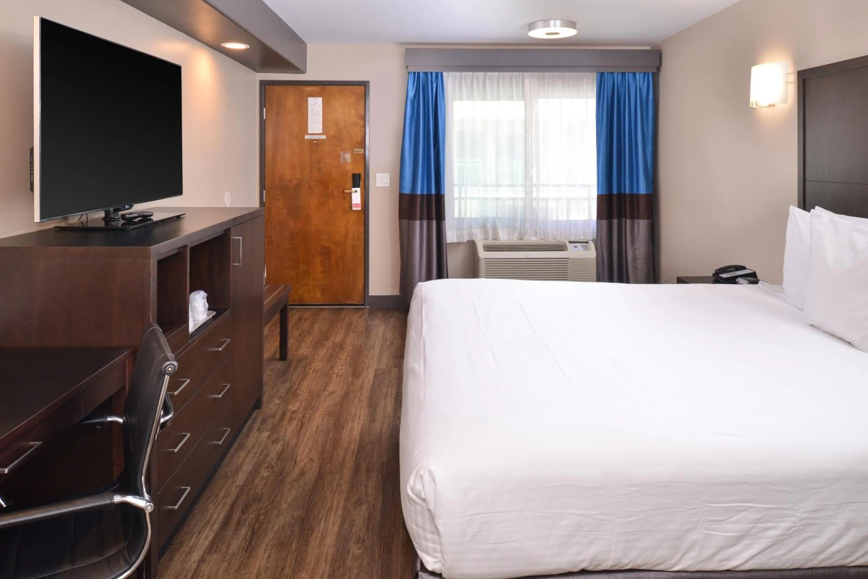 Photo of the whole room, Bed in Tarzana Inn