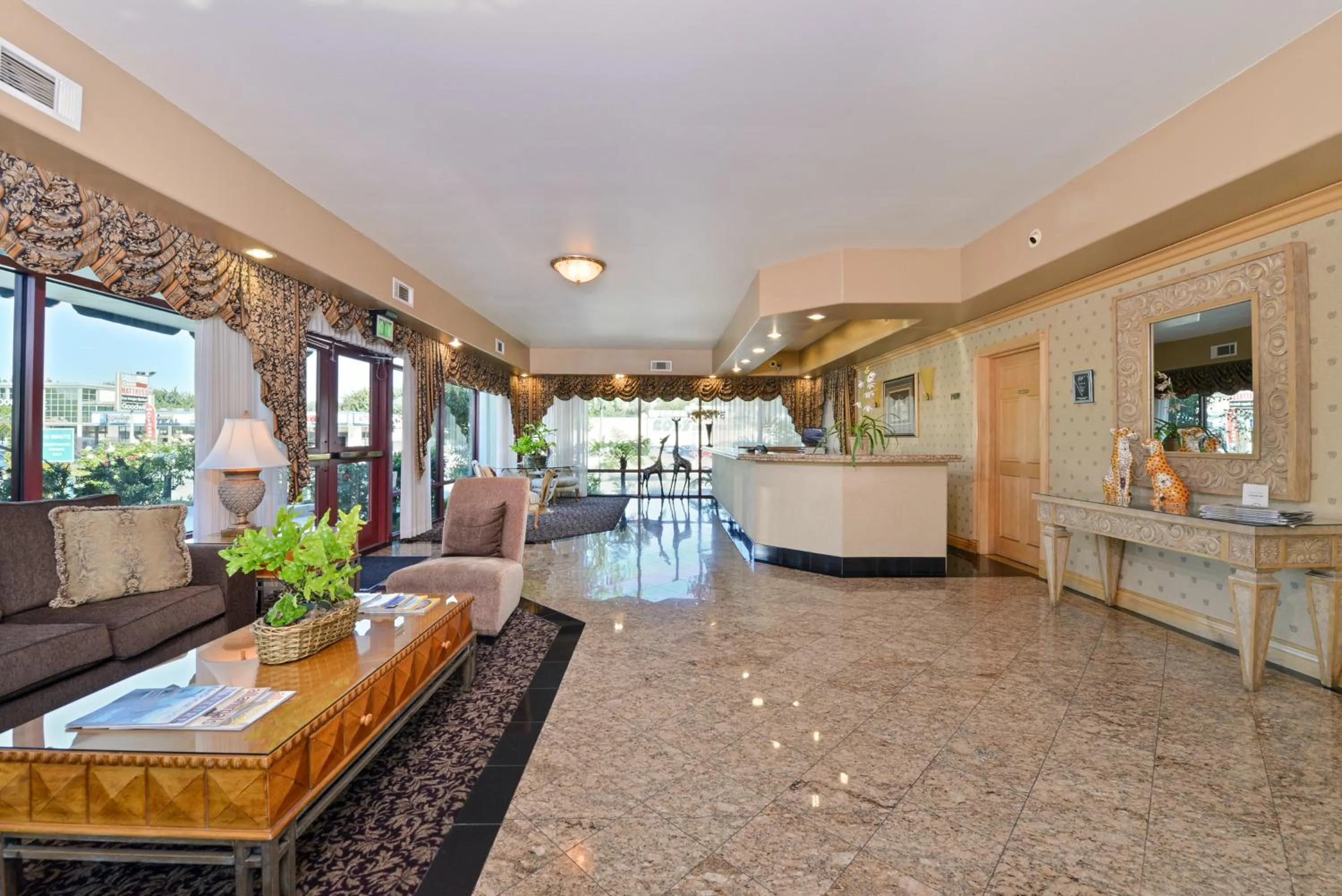Lobby or reception in Tarzana Inn