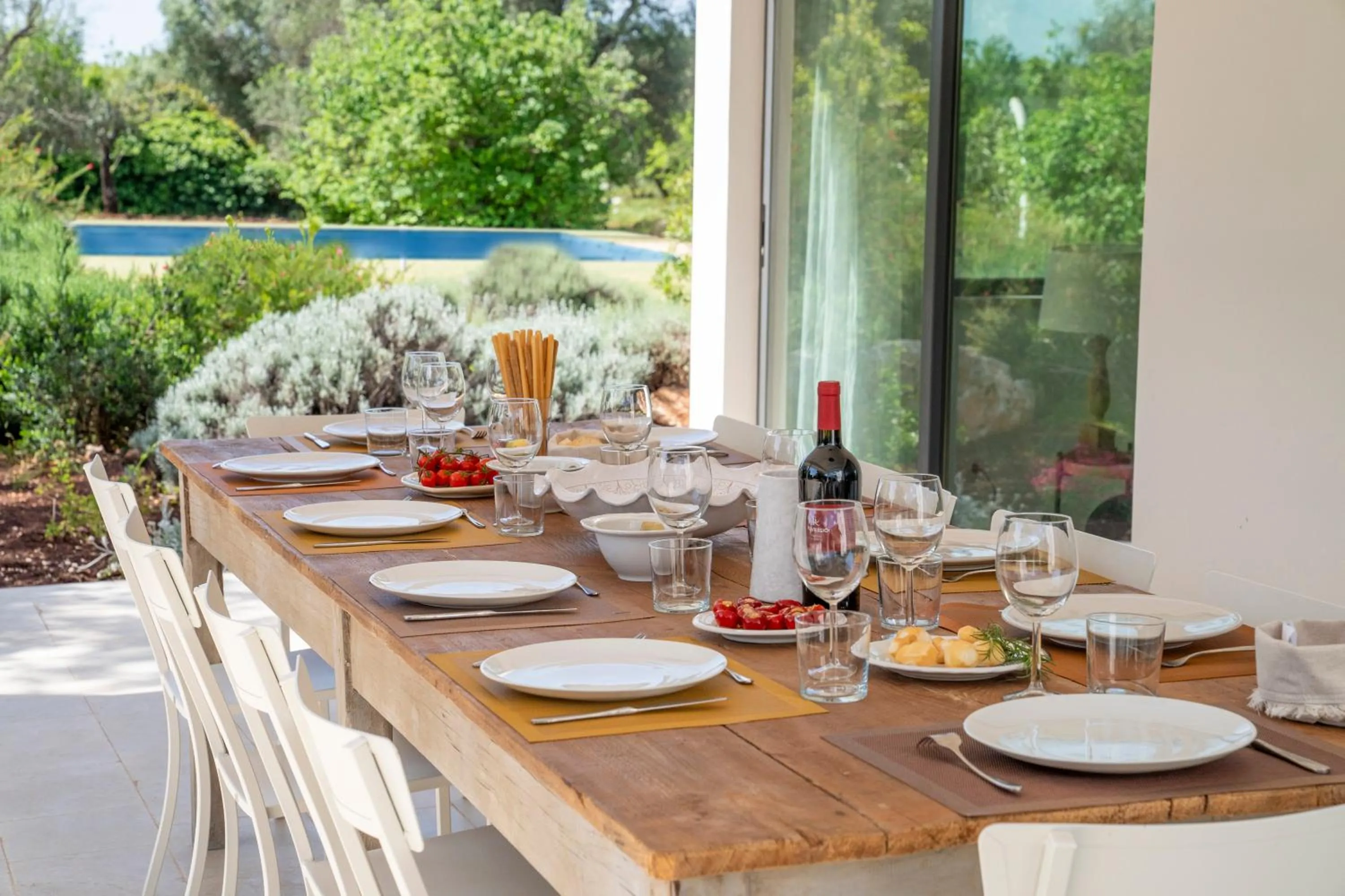 Dining area in TRULLO MATTEO VILLA DE LUXE avec PISCINE