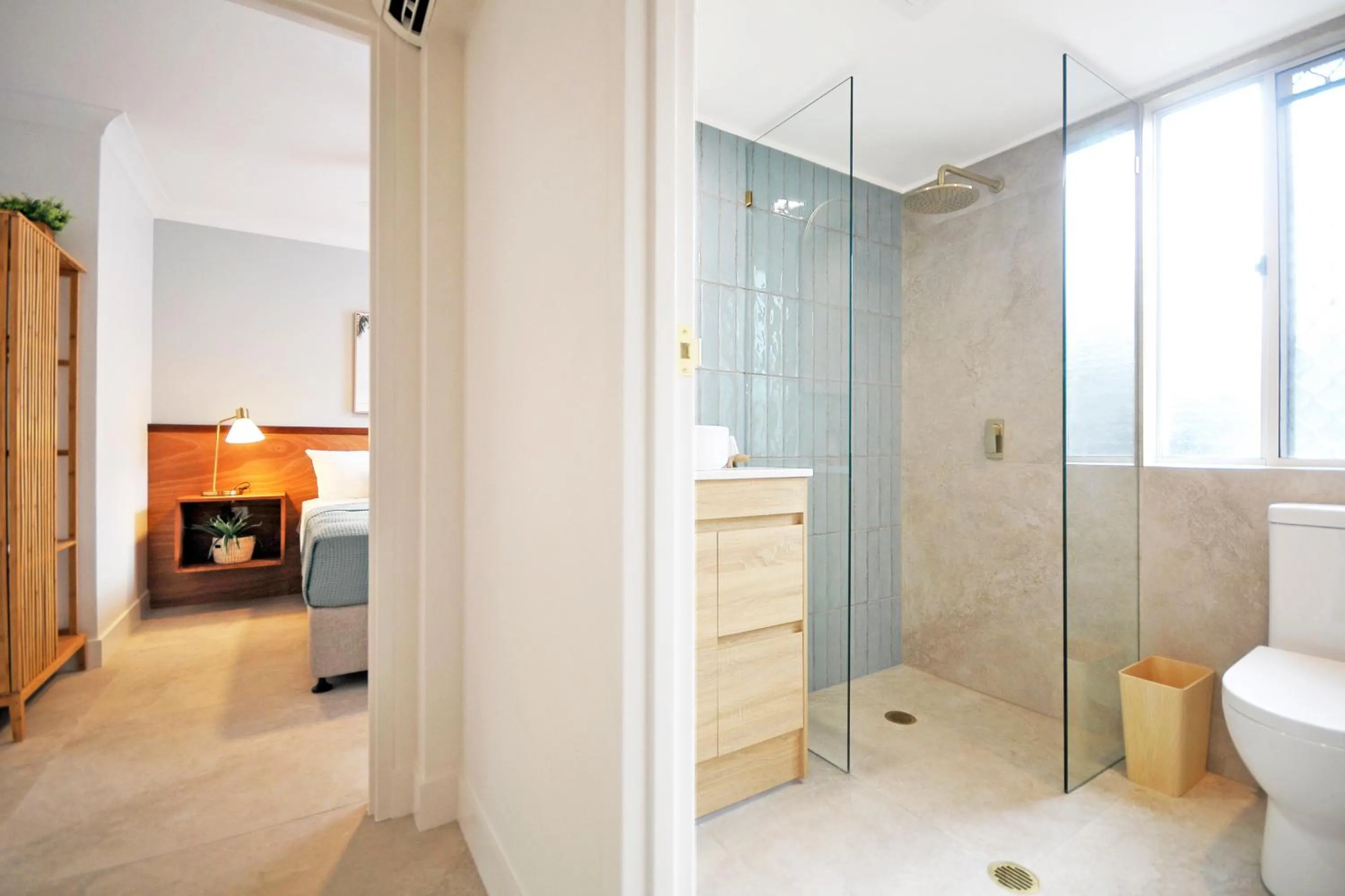 Shower in Bay of Palms