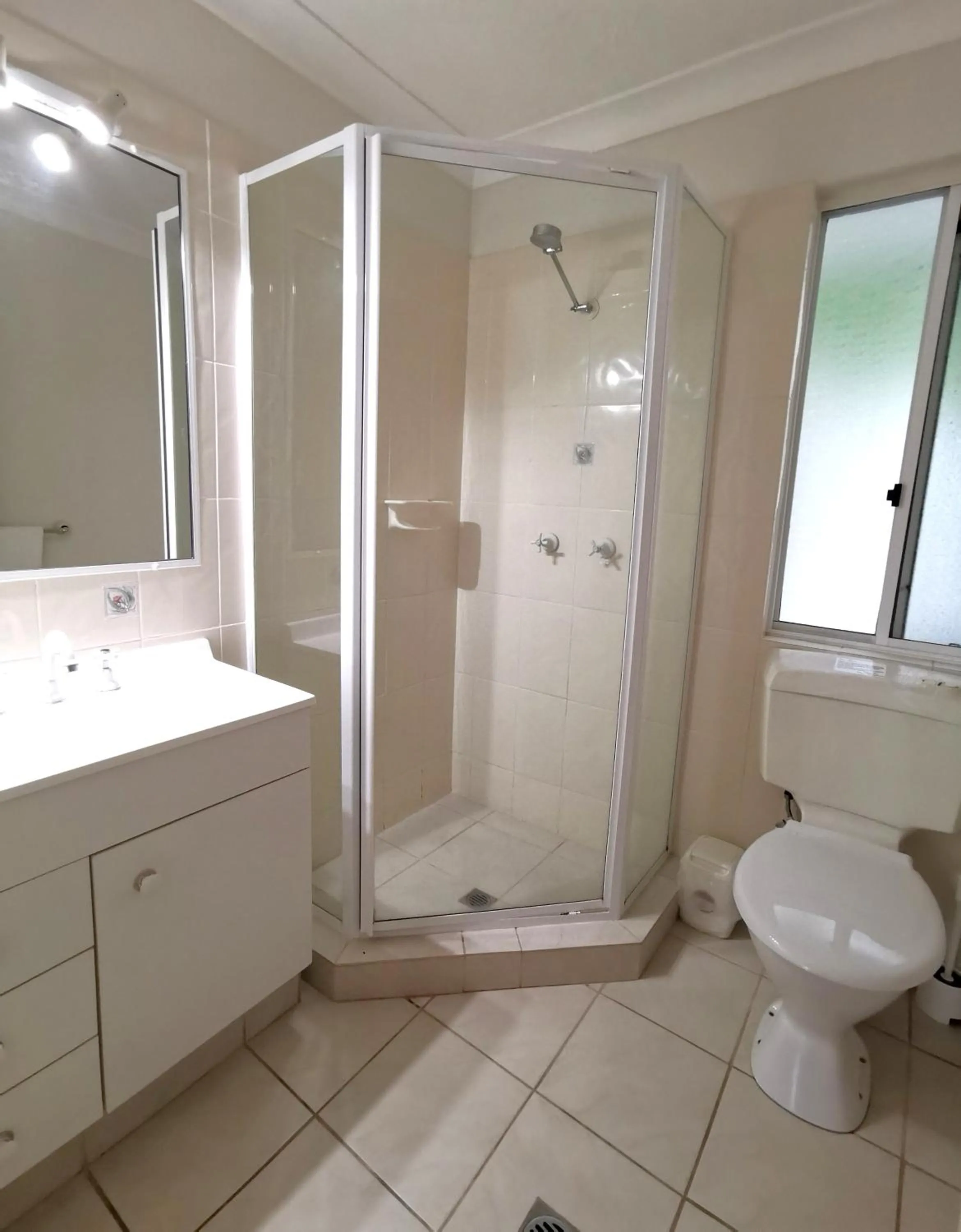 Shower in Bay of Palms