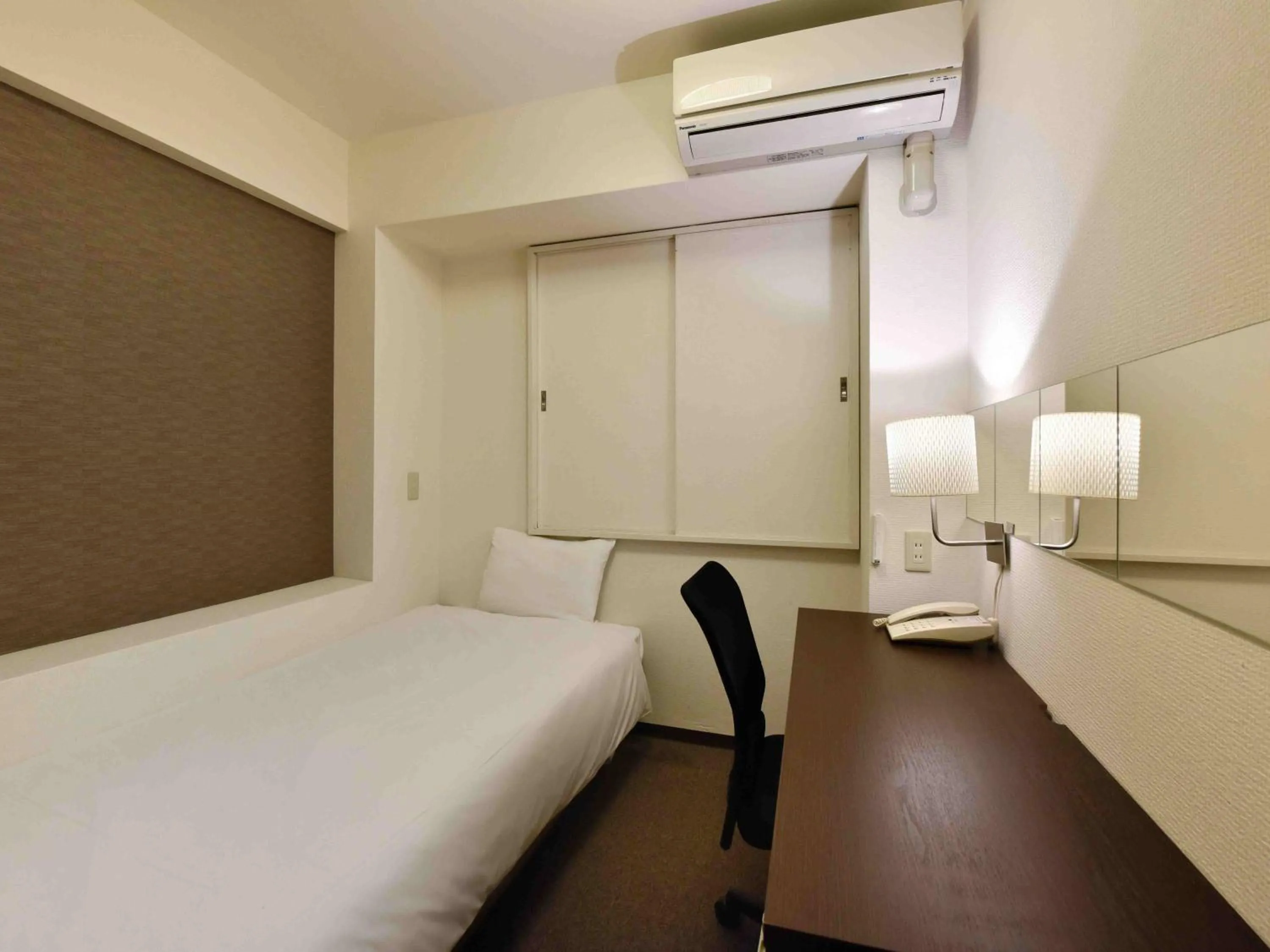 Photo of the whole room, Bed in Hotel Kansai