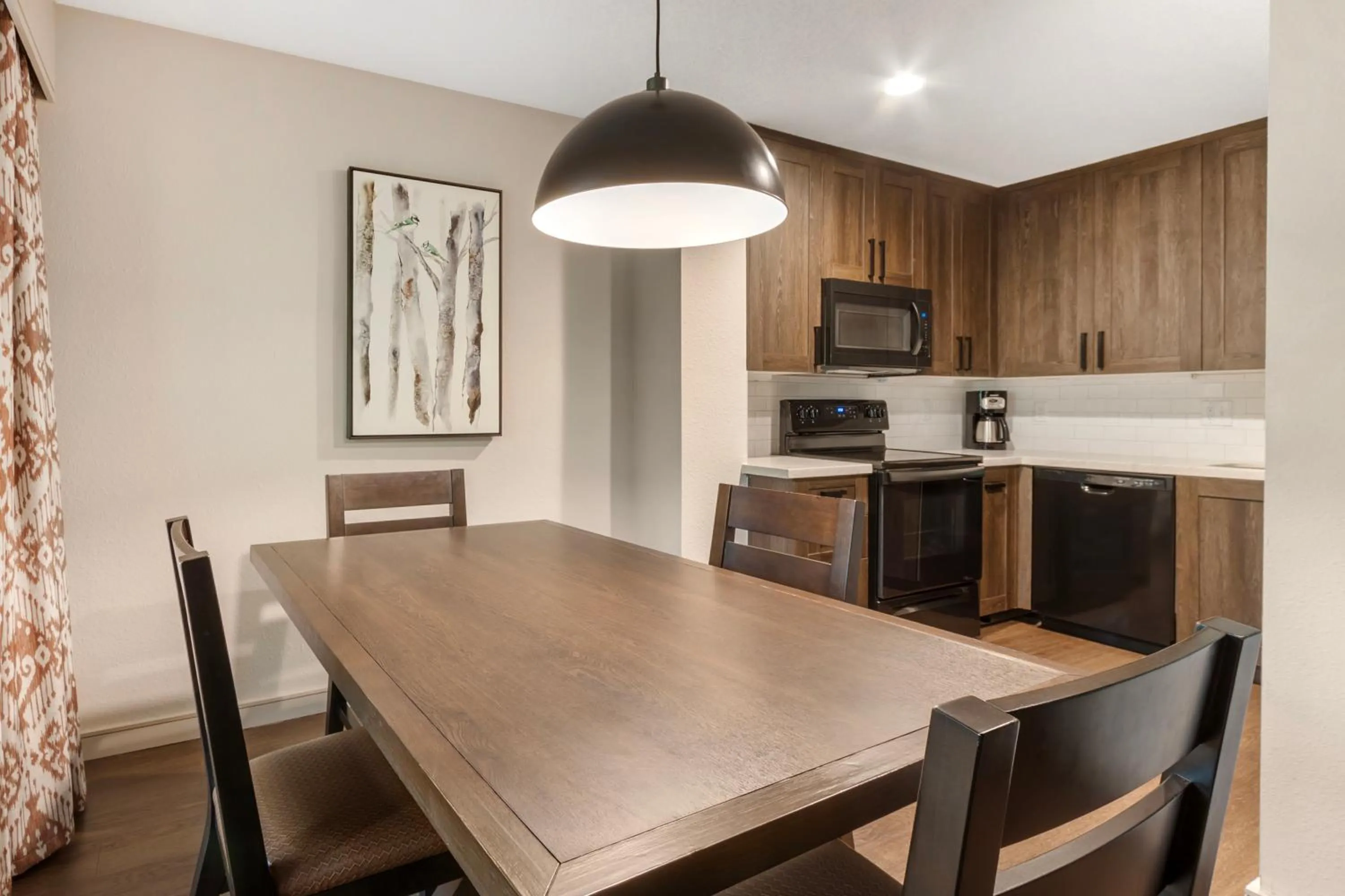 Dining area in Fairway Forest