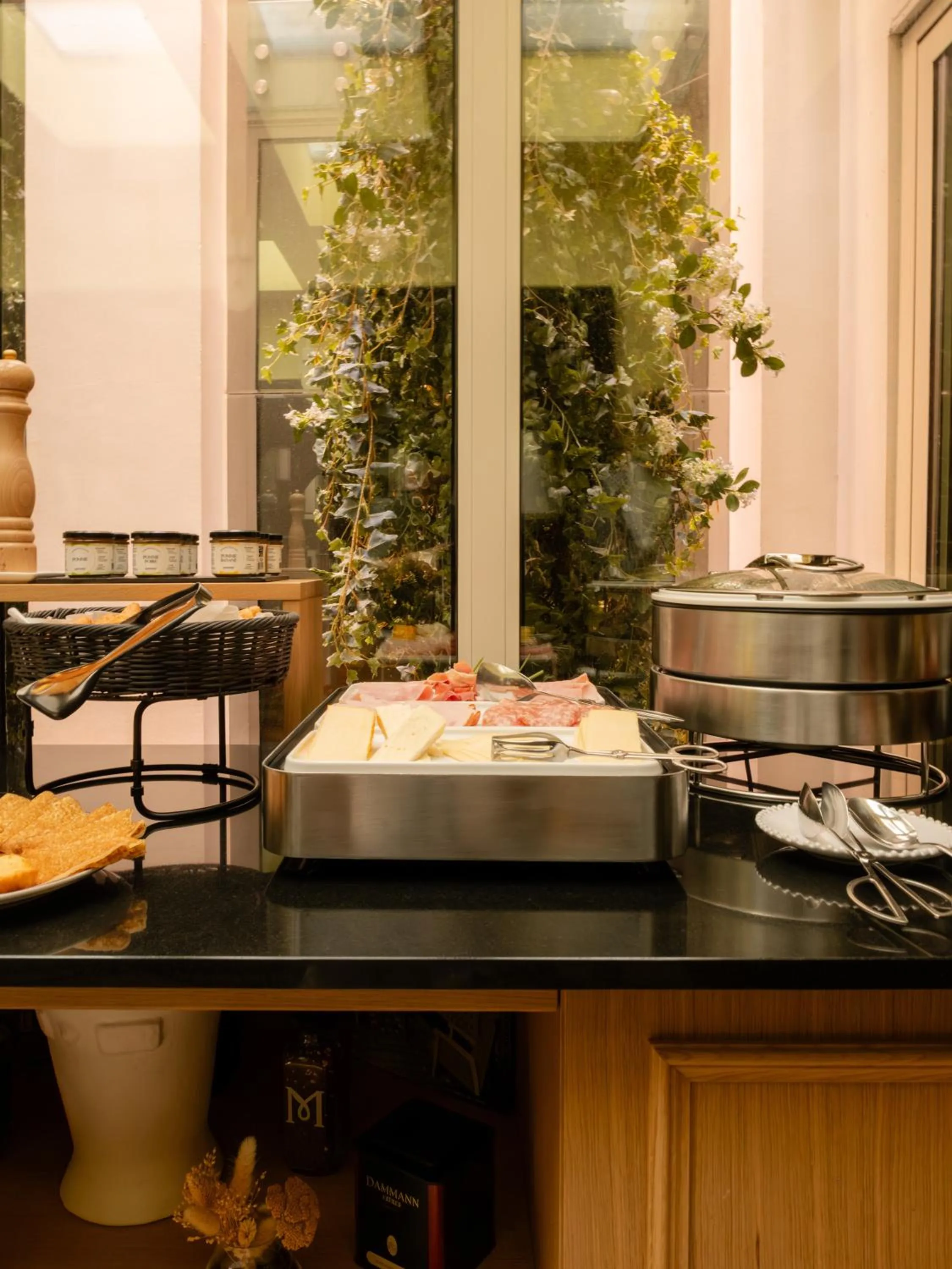 Breakfast in 9Confidentiel