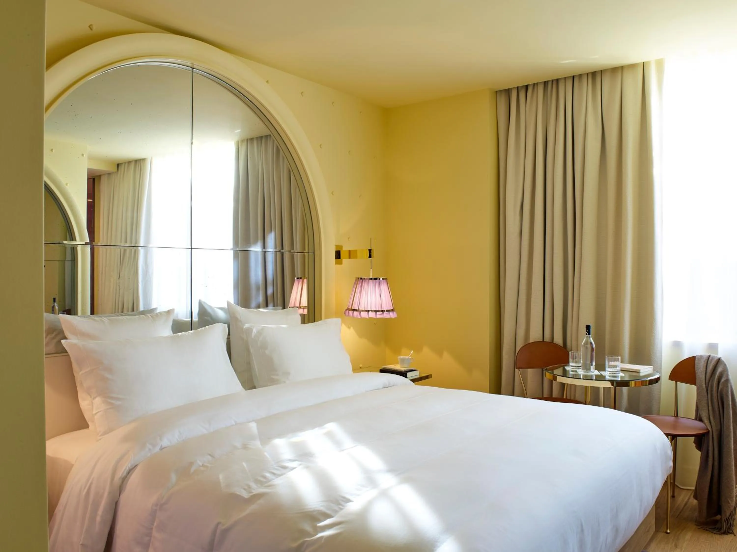 Photo of the whole room, Bed in 9Confidentiel