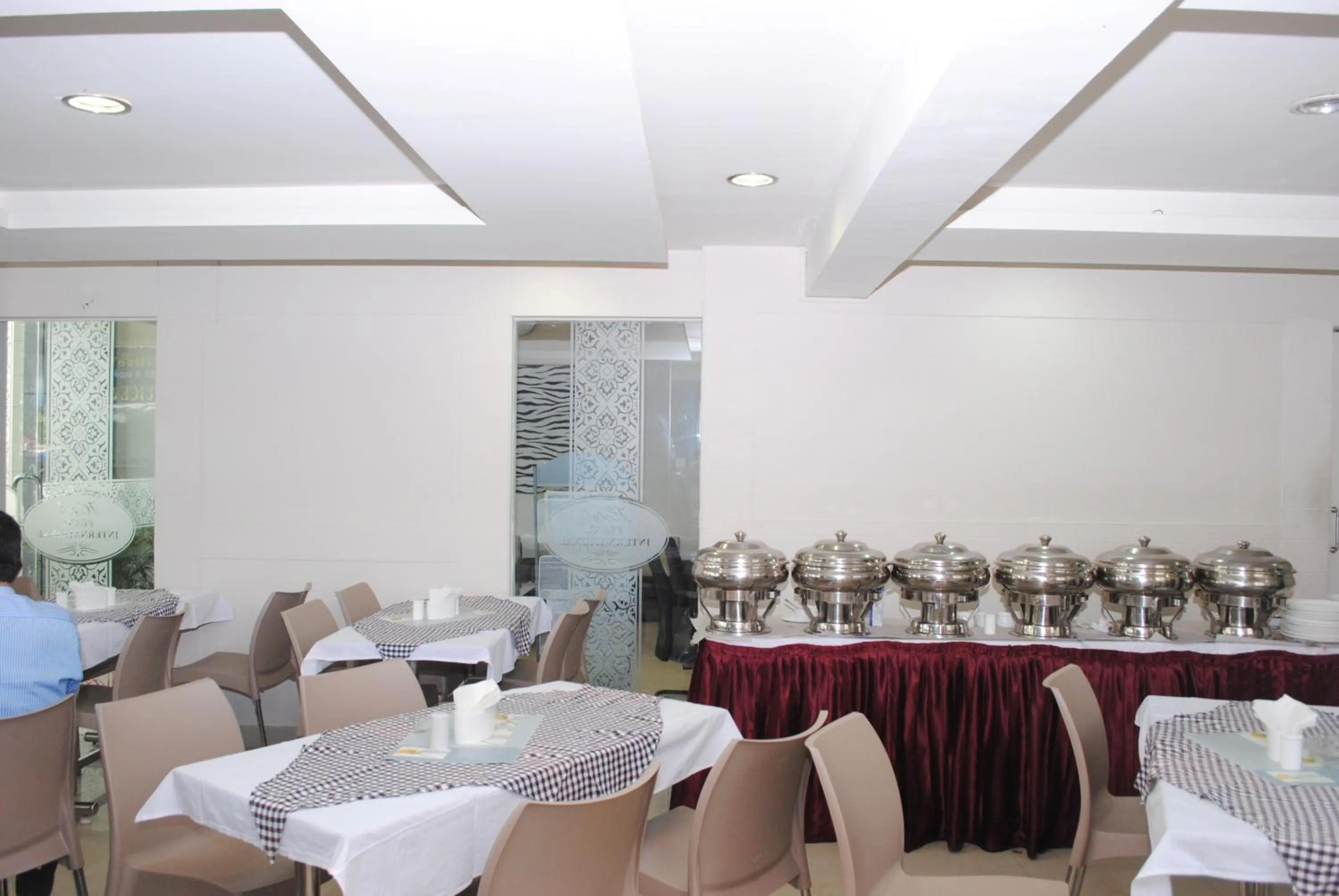 Restaurant/places to eat in Hotel Pearl International