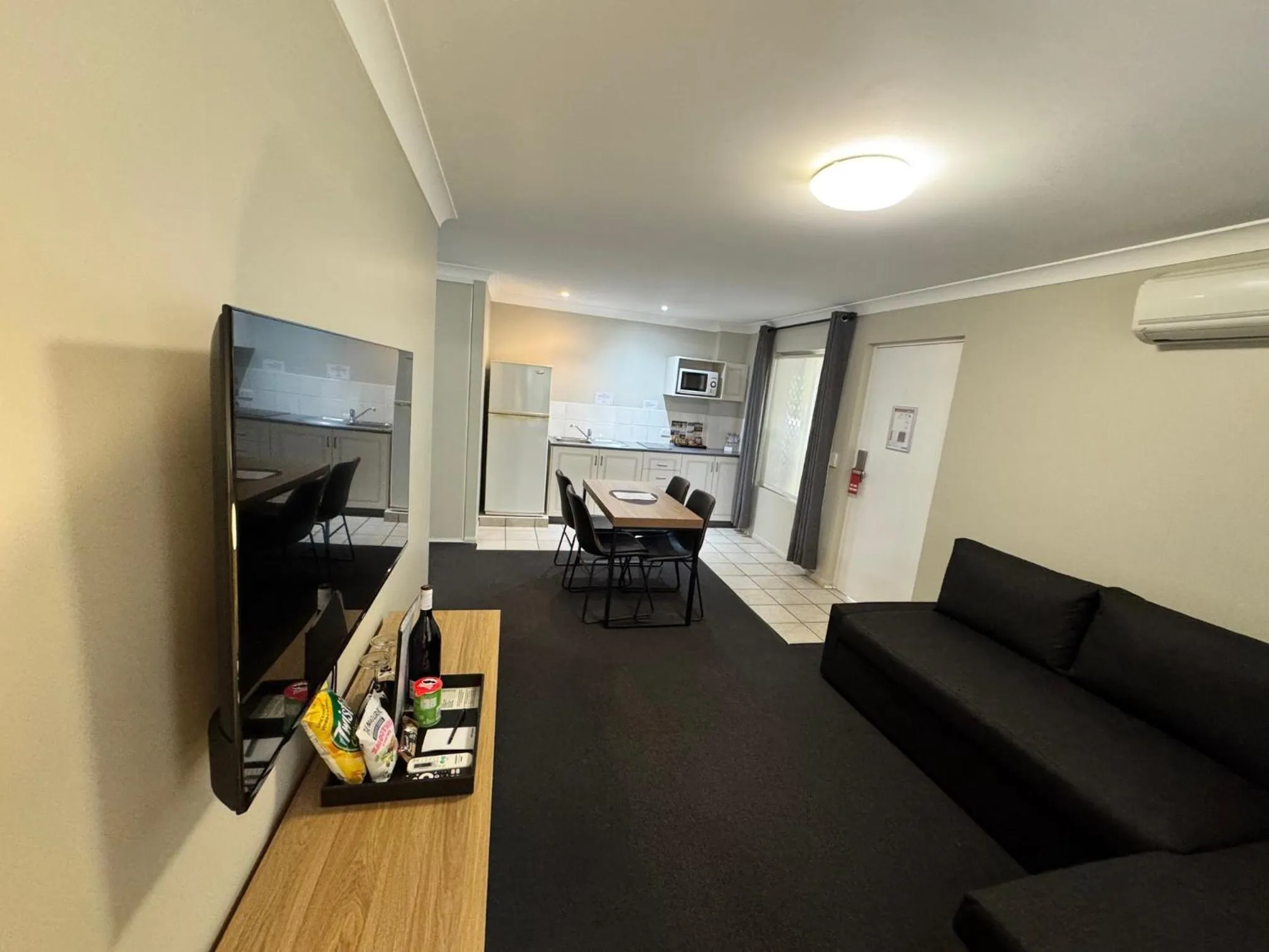 Photo of the whole room in Ambassador On Ruthven