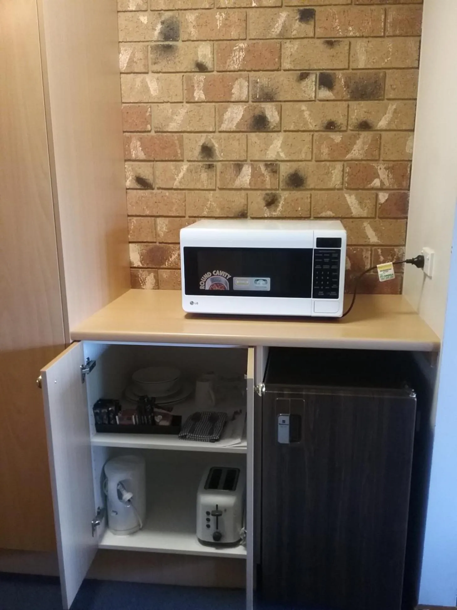 Kitchen or kitchenette in Werribee Park Motor Inn