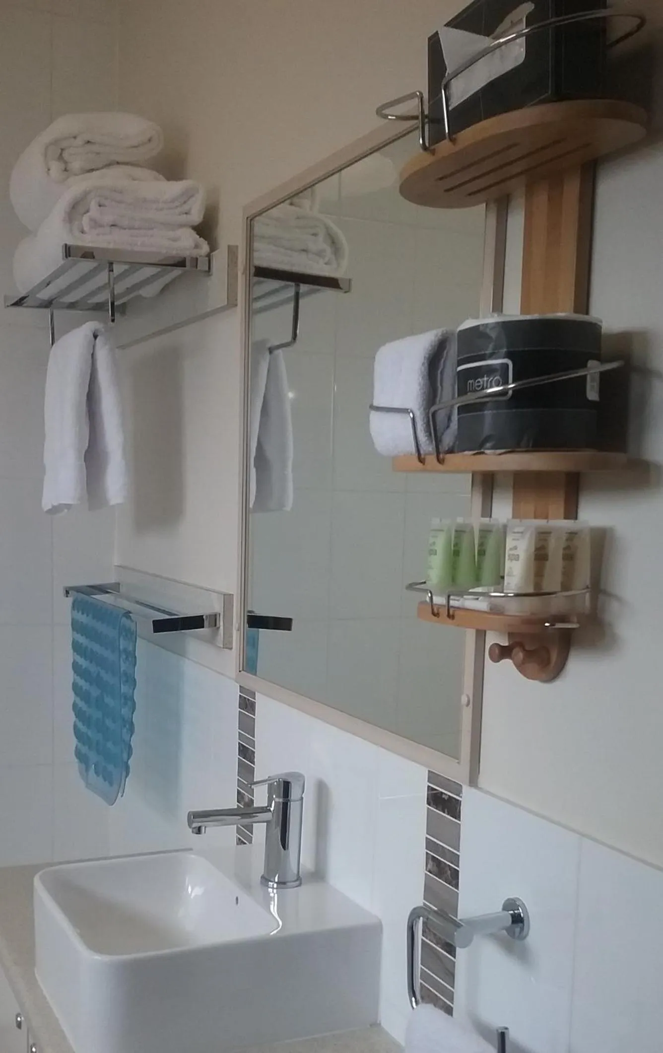 Bathroom in Werribee Park Motor Inn