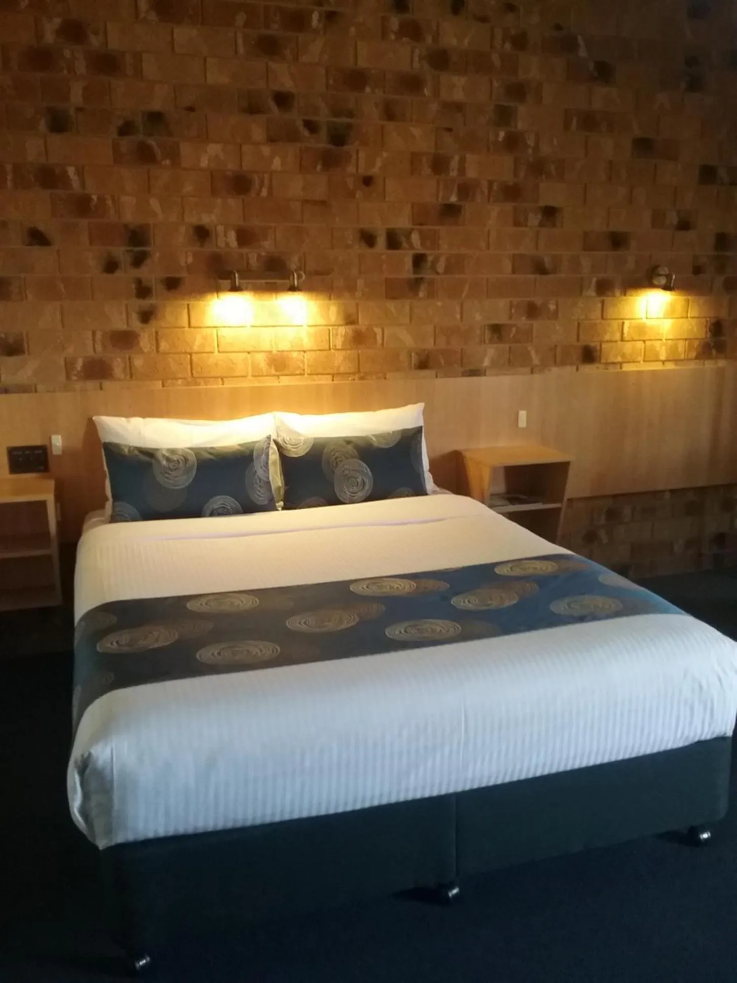 Bed in Werribee Park Motor Inn