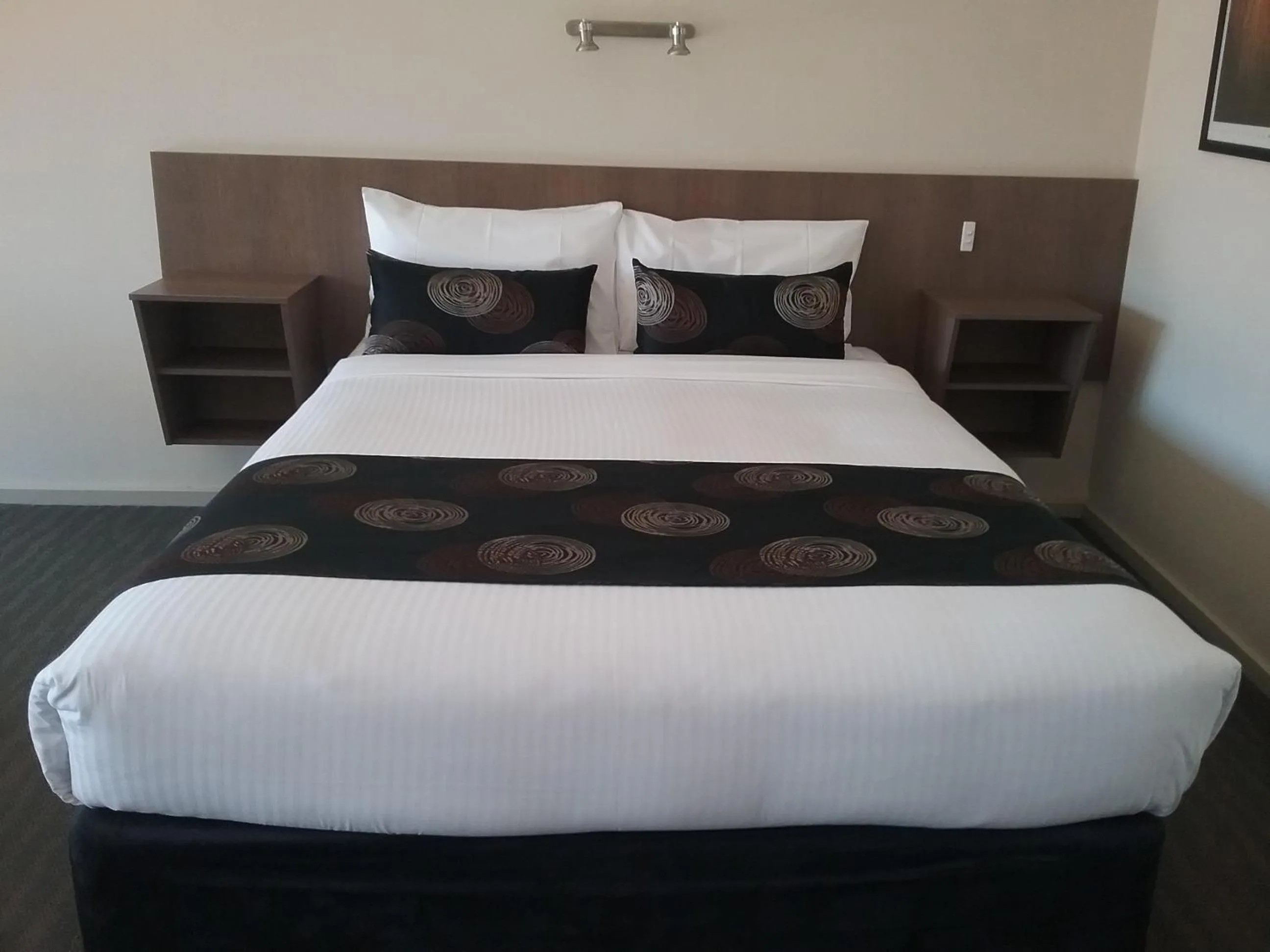 Bed in Werribee Park Motor Inn