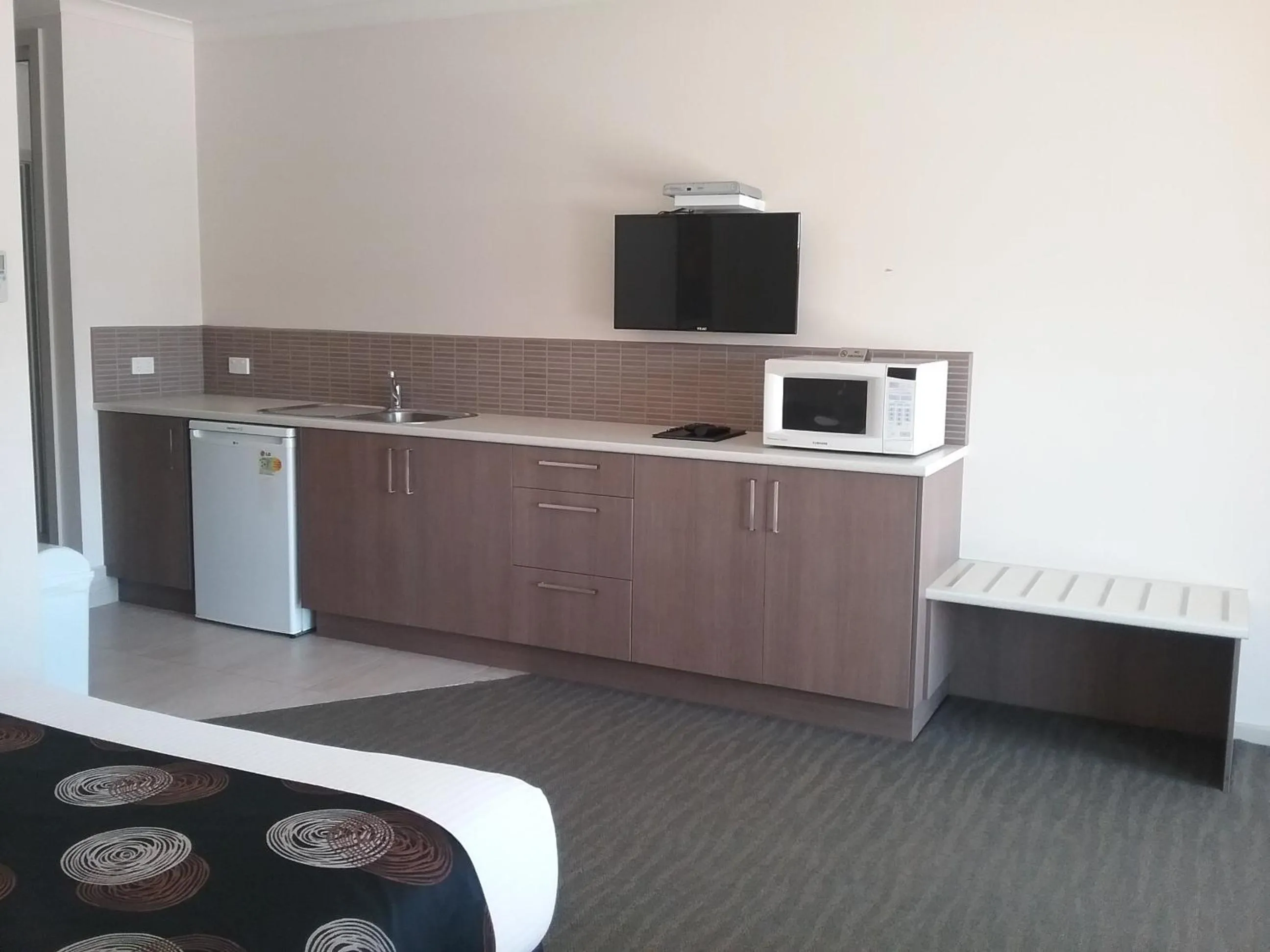 Kitchen or kitchenette in Werribee Park Motor Inn