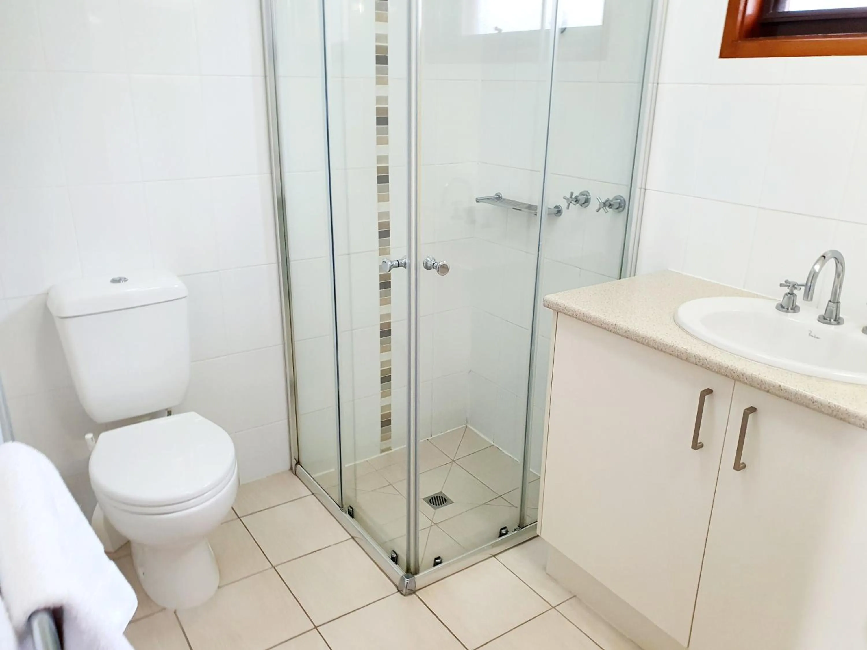 Bathroom in Werribee Park Motor Inn