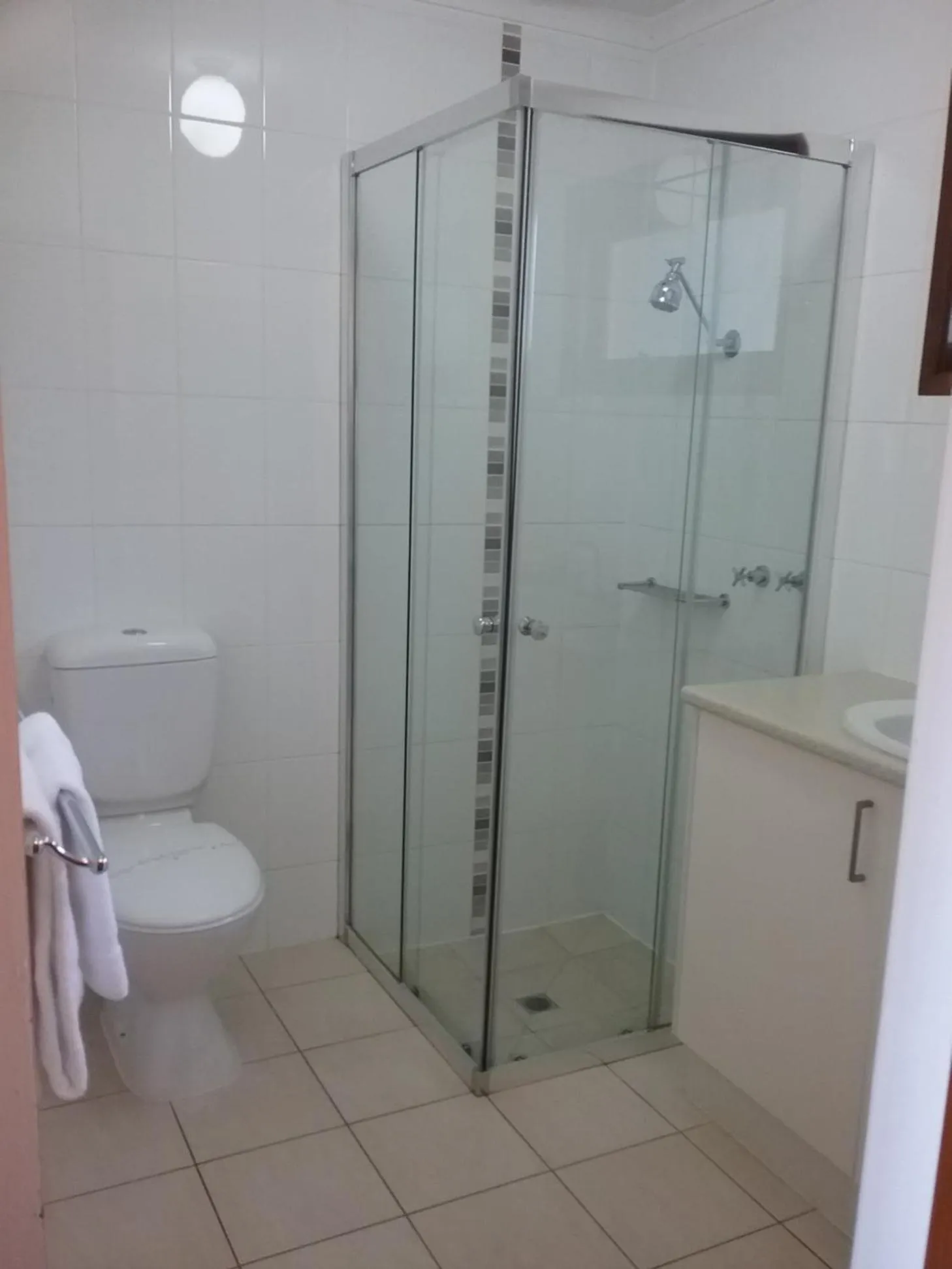 Bathroom in Werribee Park Motor Inn