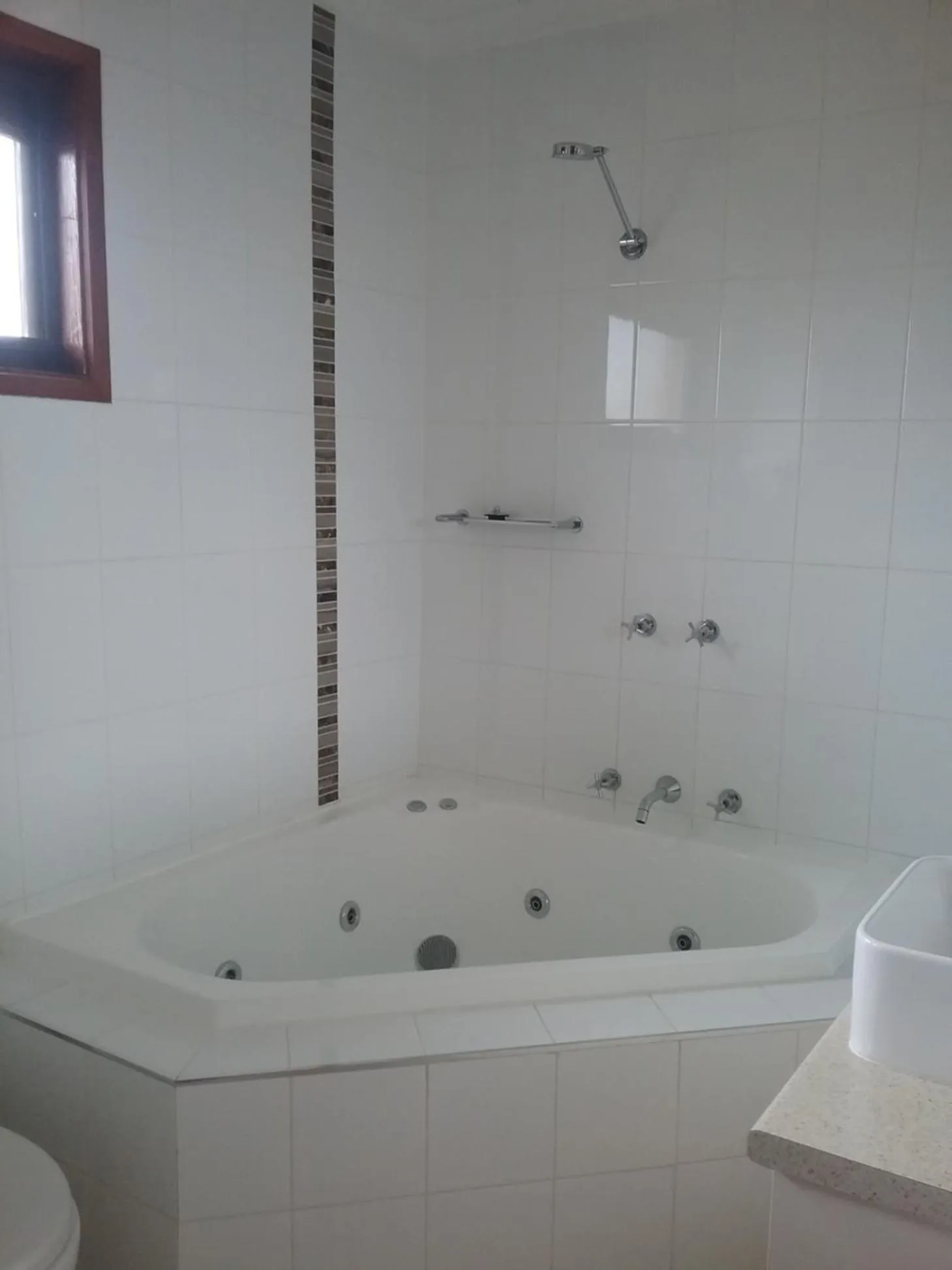 Bathroom in Werribee Park Motor Inn