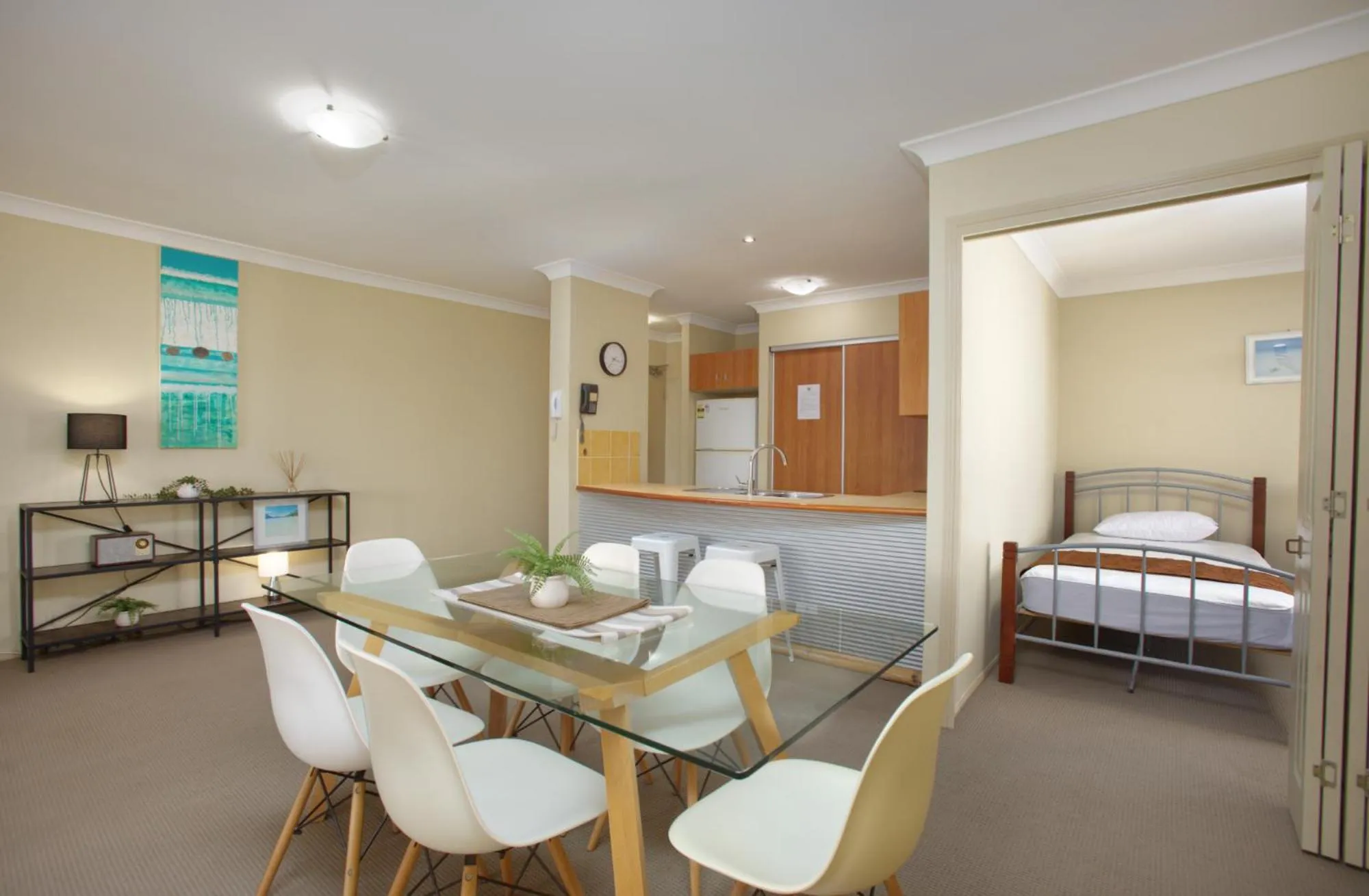 Dining area, Bed in Bila Vista Kirra Beachside Apartments