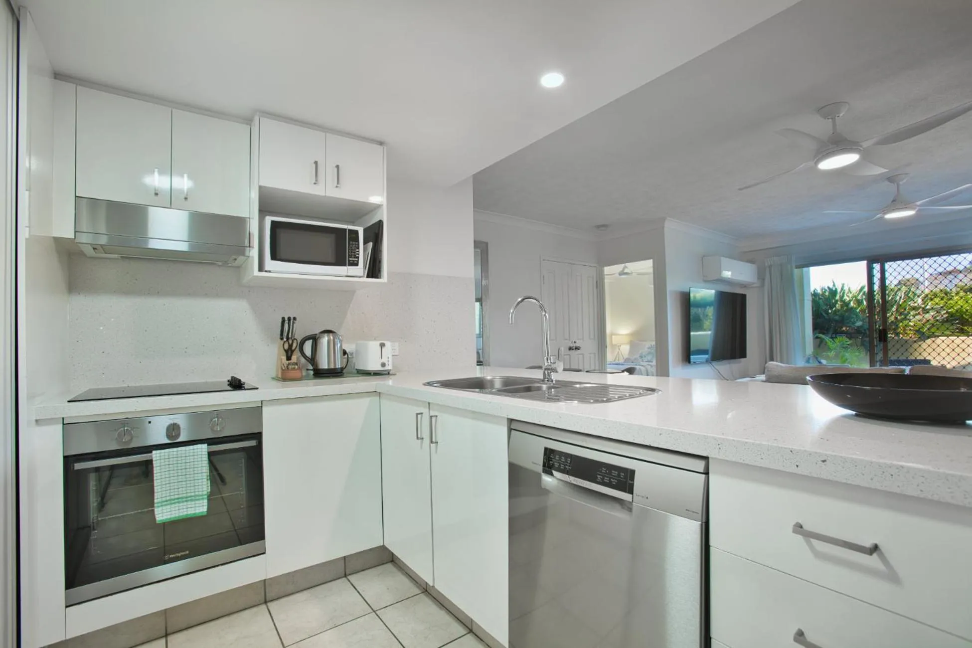 kitchen in Bila Vista Kirra Beachside Apartments
