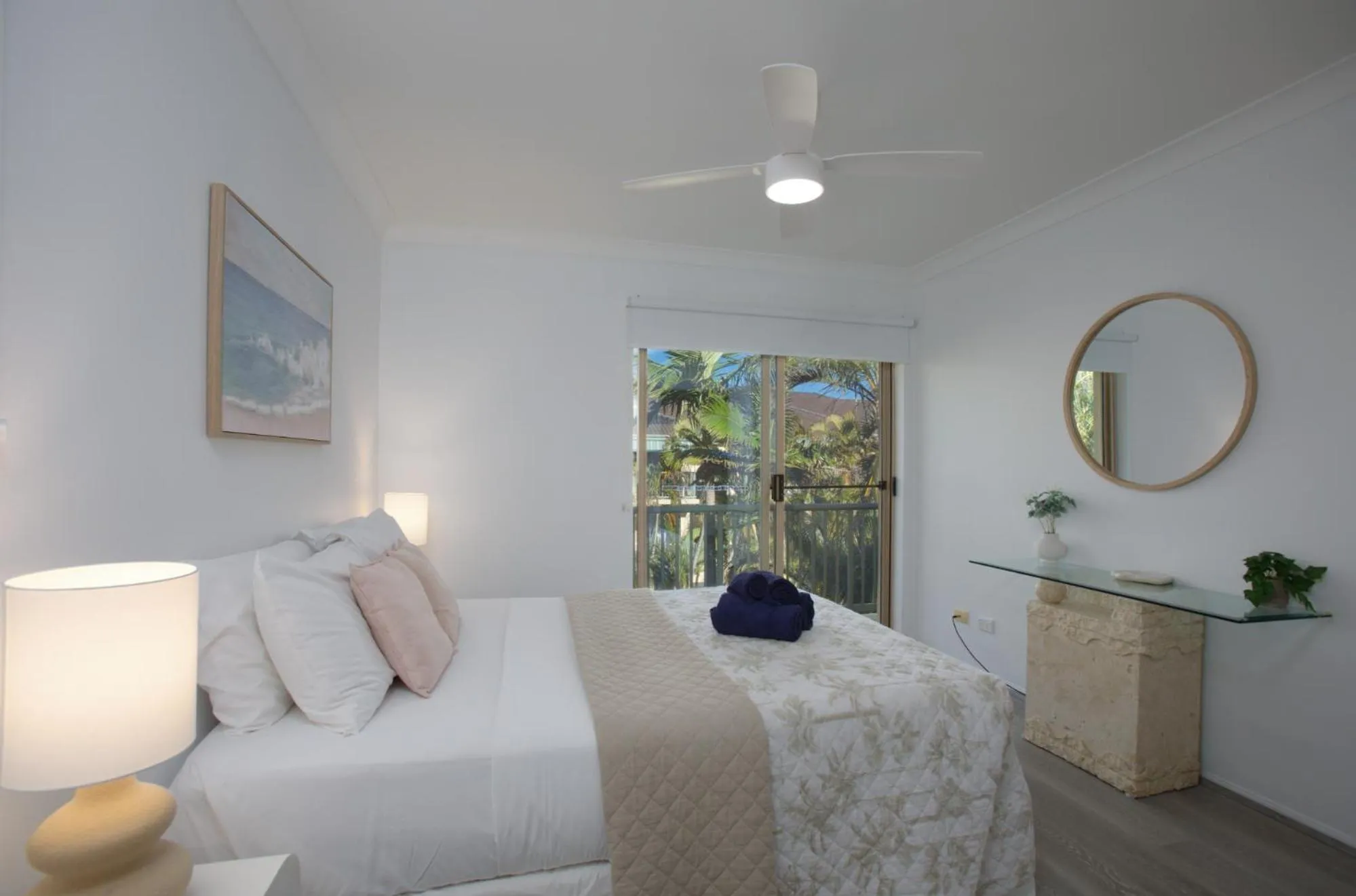 Bed in Bila Vista Kirra Beachside Apartments