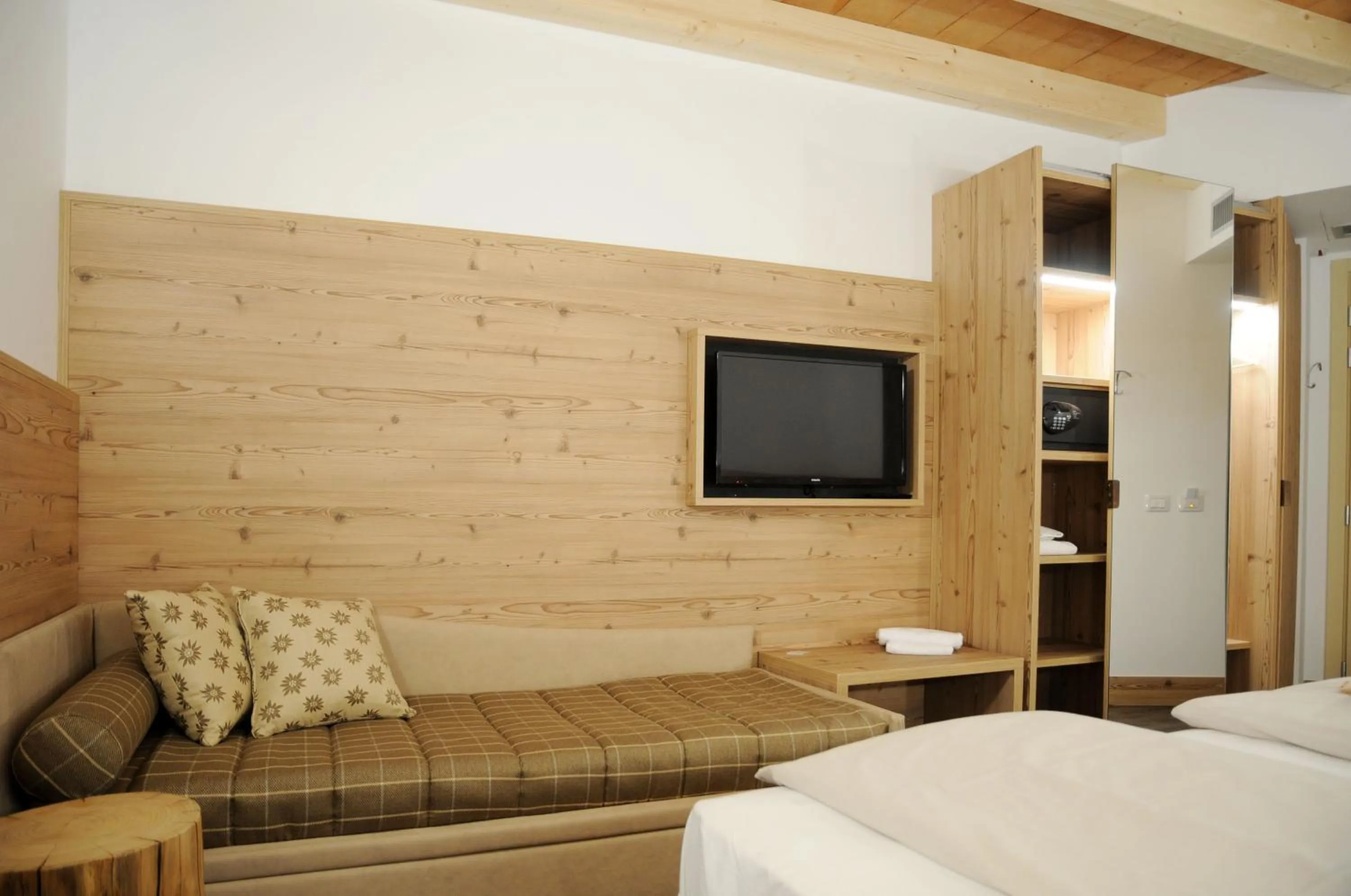 TV and multimedia, Bed in TOURING HOTEL & SPA