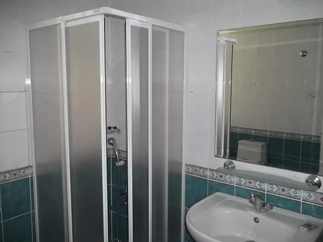 Shower in Antik Ridvan Hotel