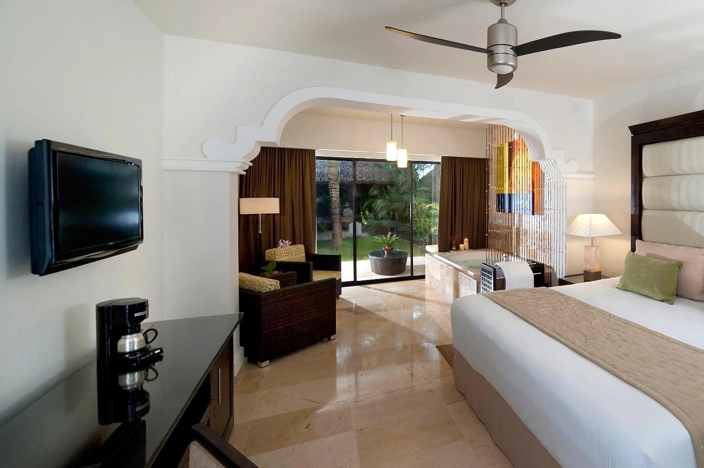 Bed in Meliá Caribe Beach Resort-All Inclusive