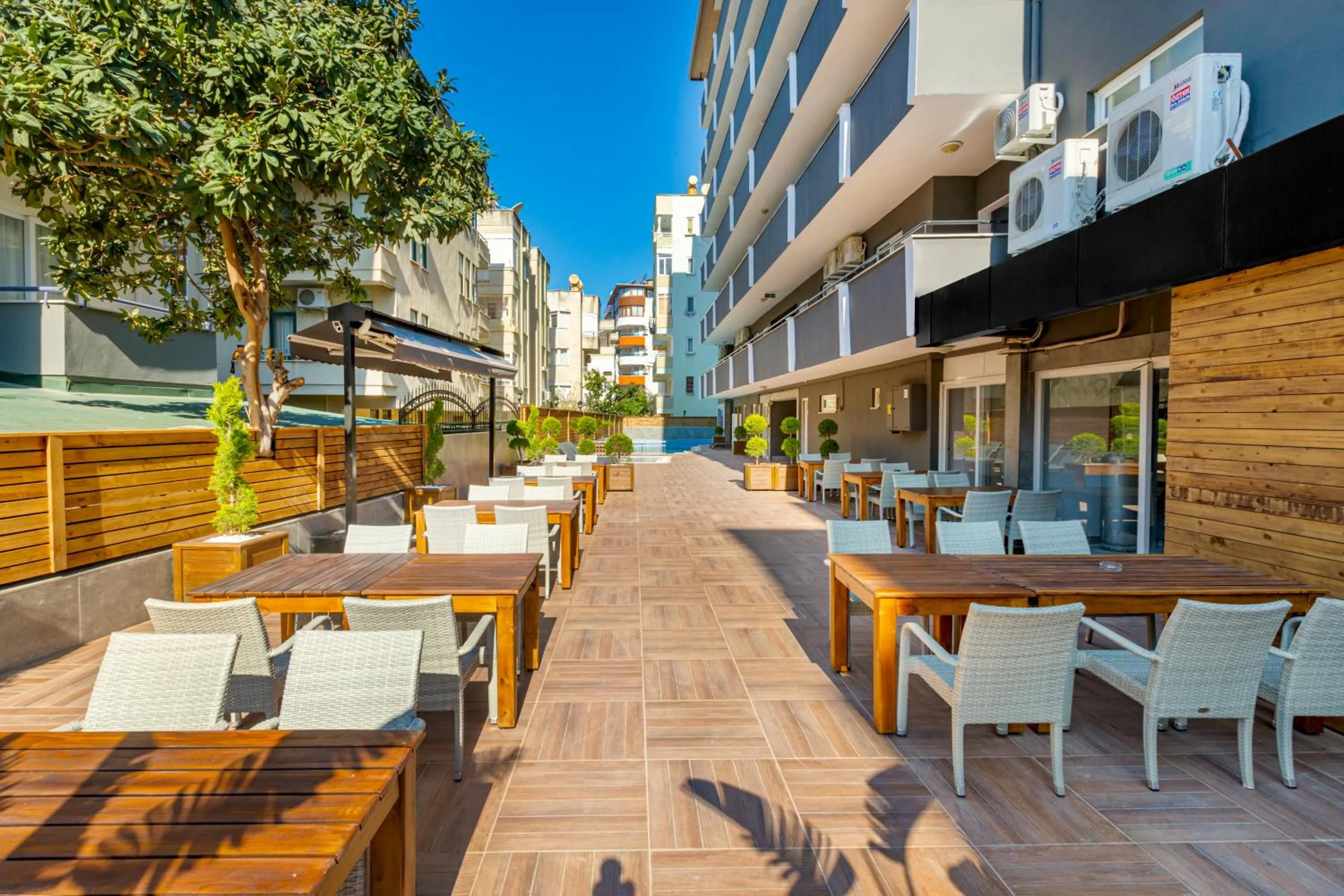 Restaurant/places to eat in Royalisa City Apart Hotel