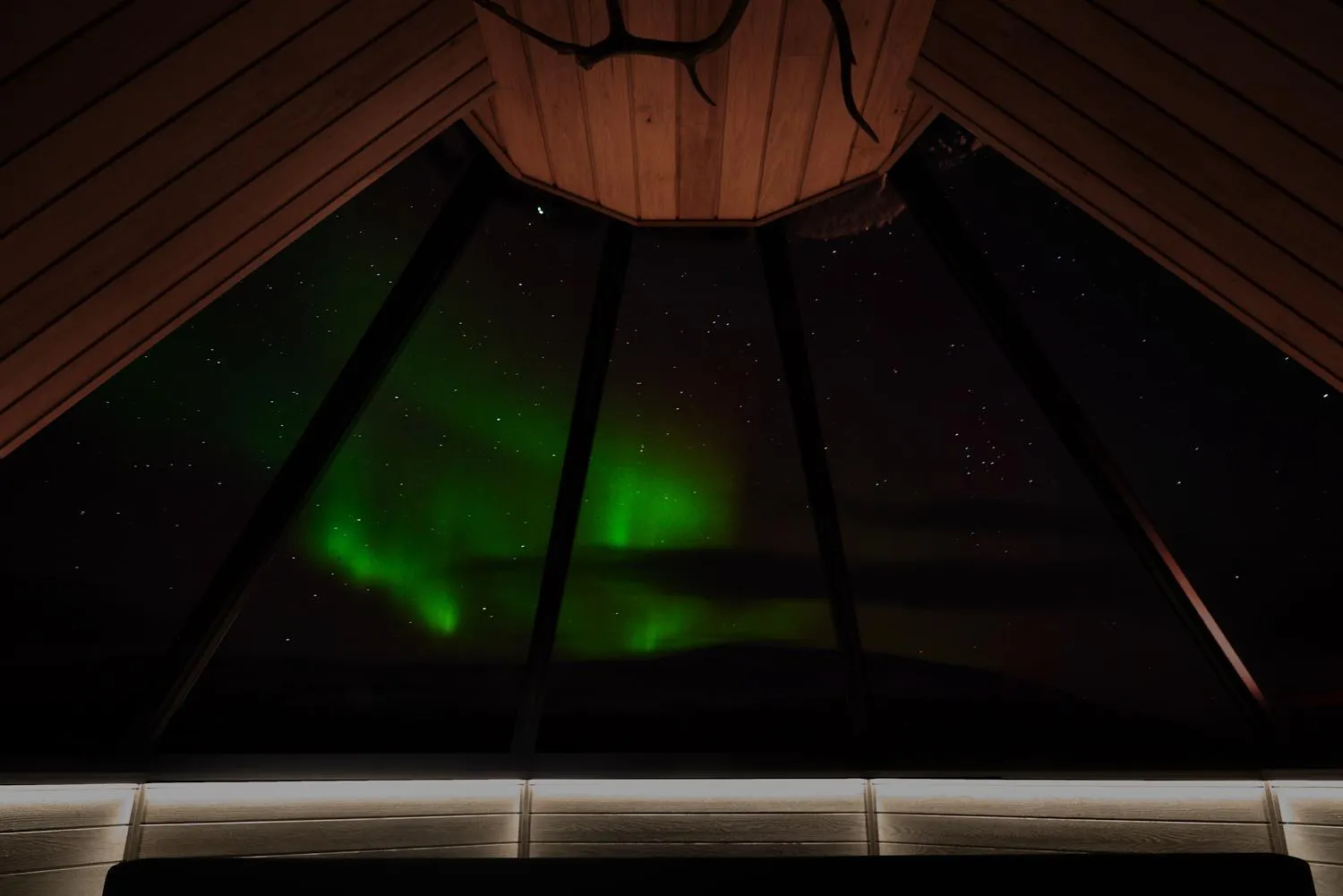 Night in Arctic Land Adventure Glass Igloos