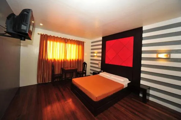 Bed in Hollywood Drive-In Hotel