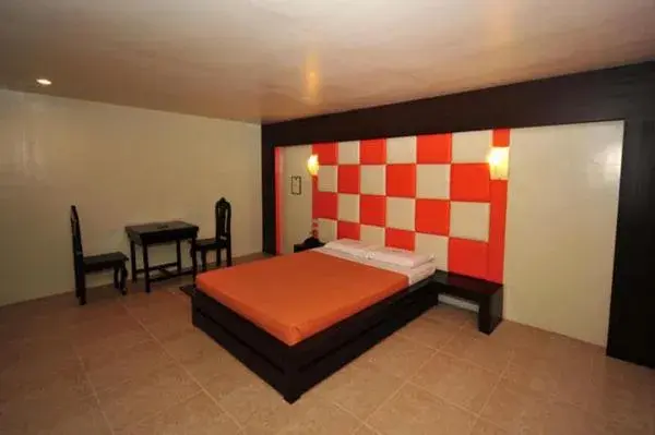 Junior Suite in Hollywood Drive-In Hotel Junior Suite in Hollywood Drive-In Hotel