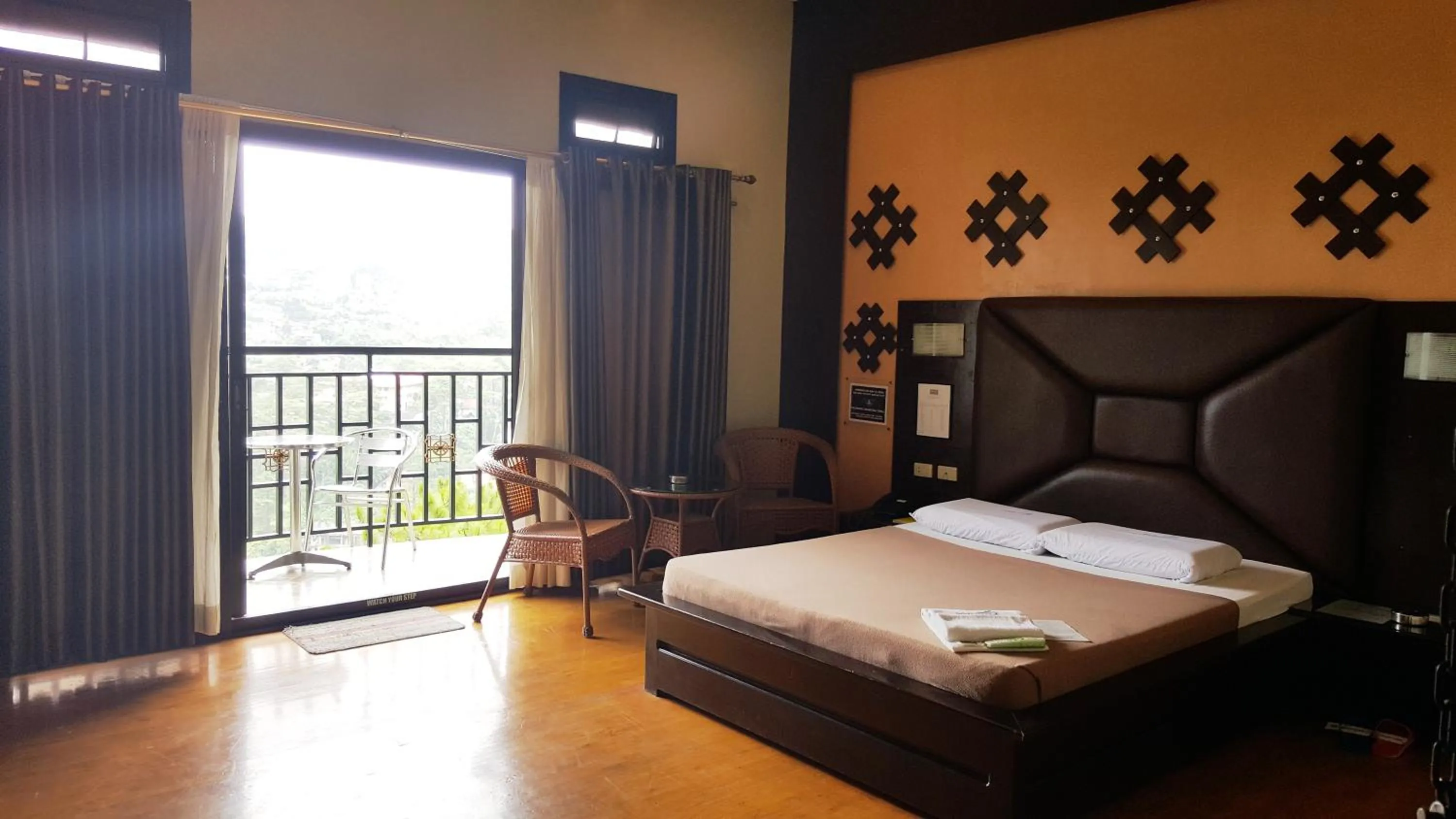 Bed in Hollywood Drive-In Hotel