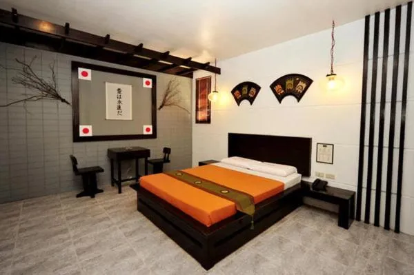 Bed in Hollywood Drive-In Hotel