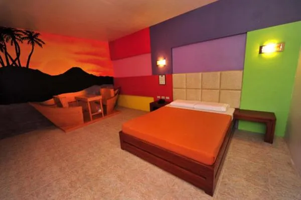 Bed in Hollywood Drive-In Hotel