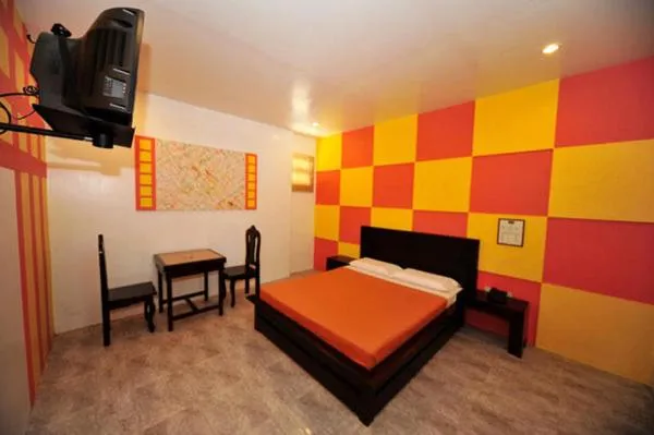 Photo of the whole room, Bed in Hollywood Drive-In Hotel