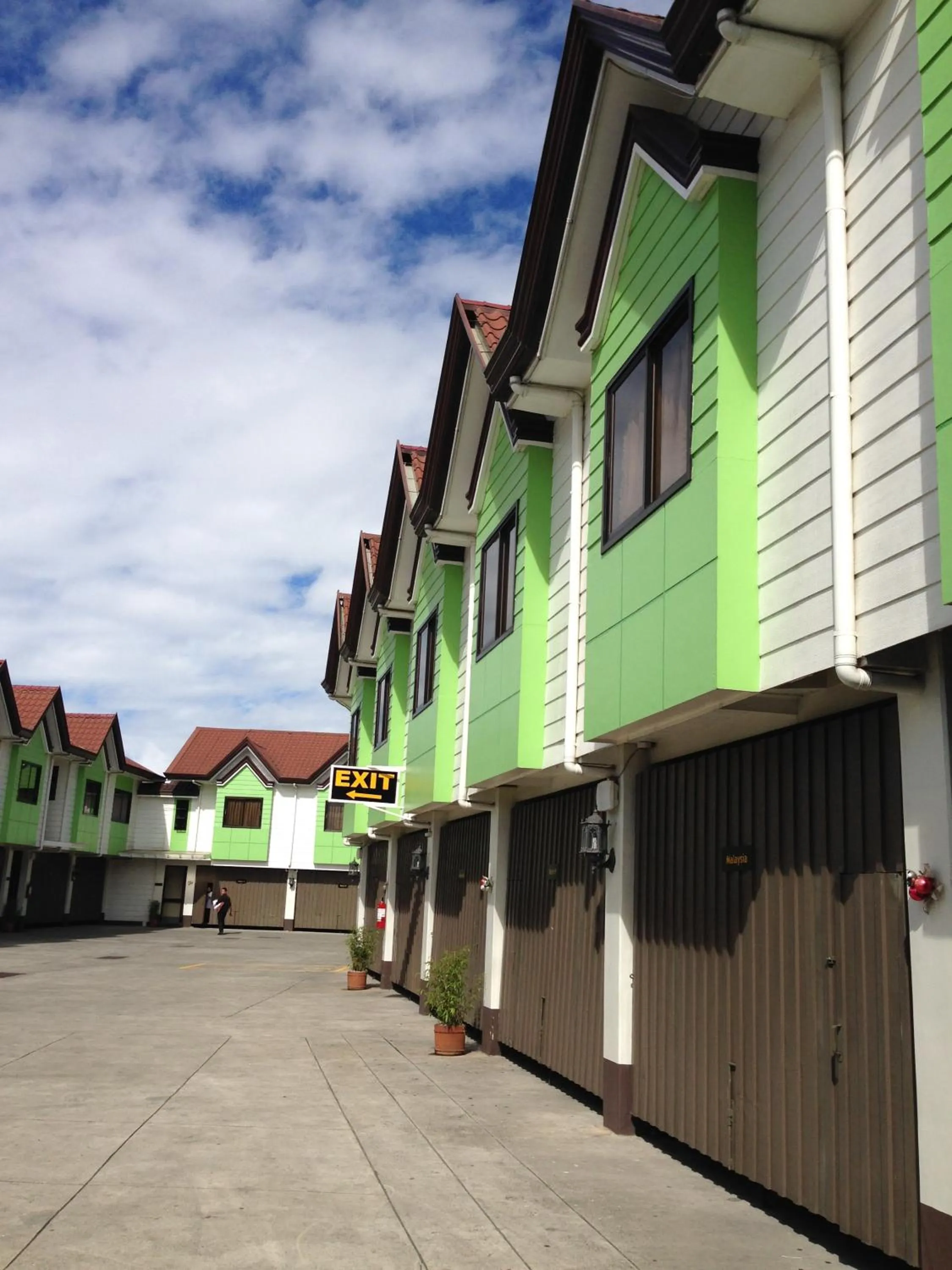 Facade/entrance in Hollywood Drive-In Hotel