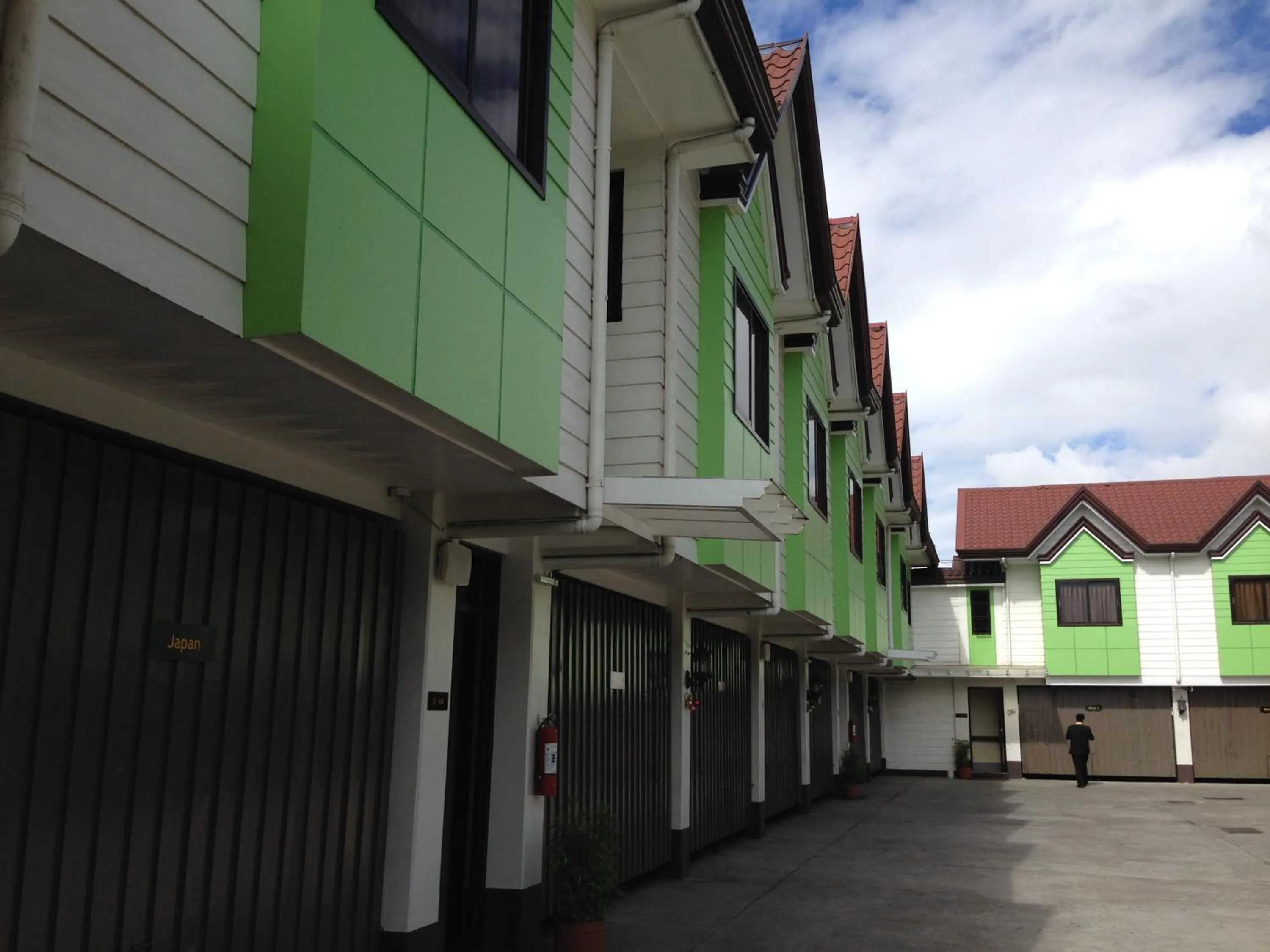 Facade/entrance in Hollywood Drive-In Hotel