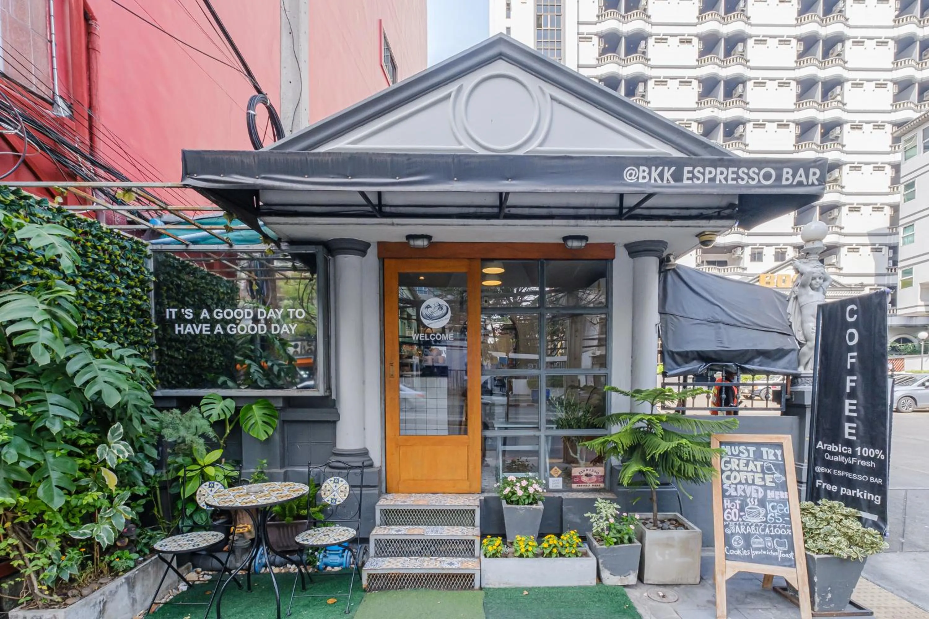 Restaurant/places to eat in Boss Hotel