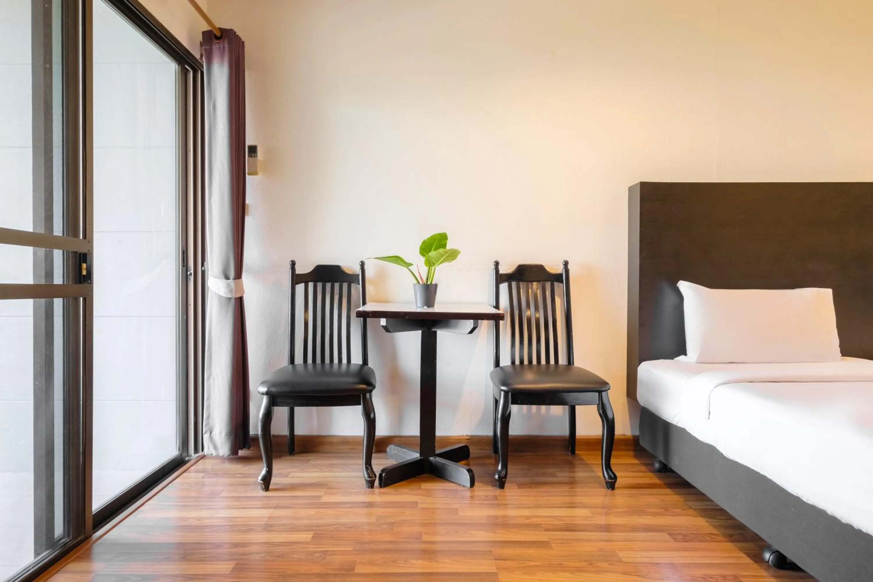 Dining area, Bed in Boss Hotel