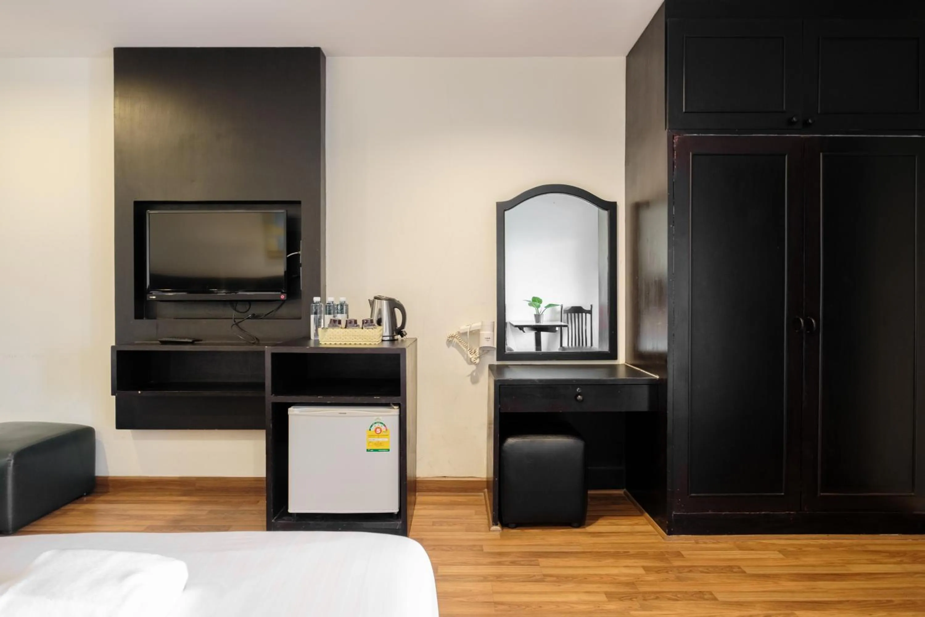 wardrobe, Bed in Boss Hotel