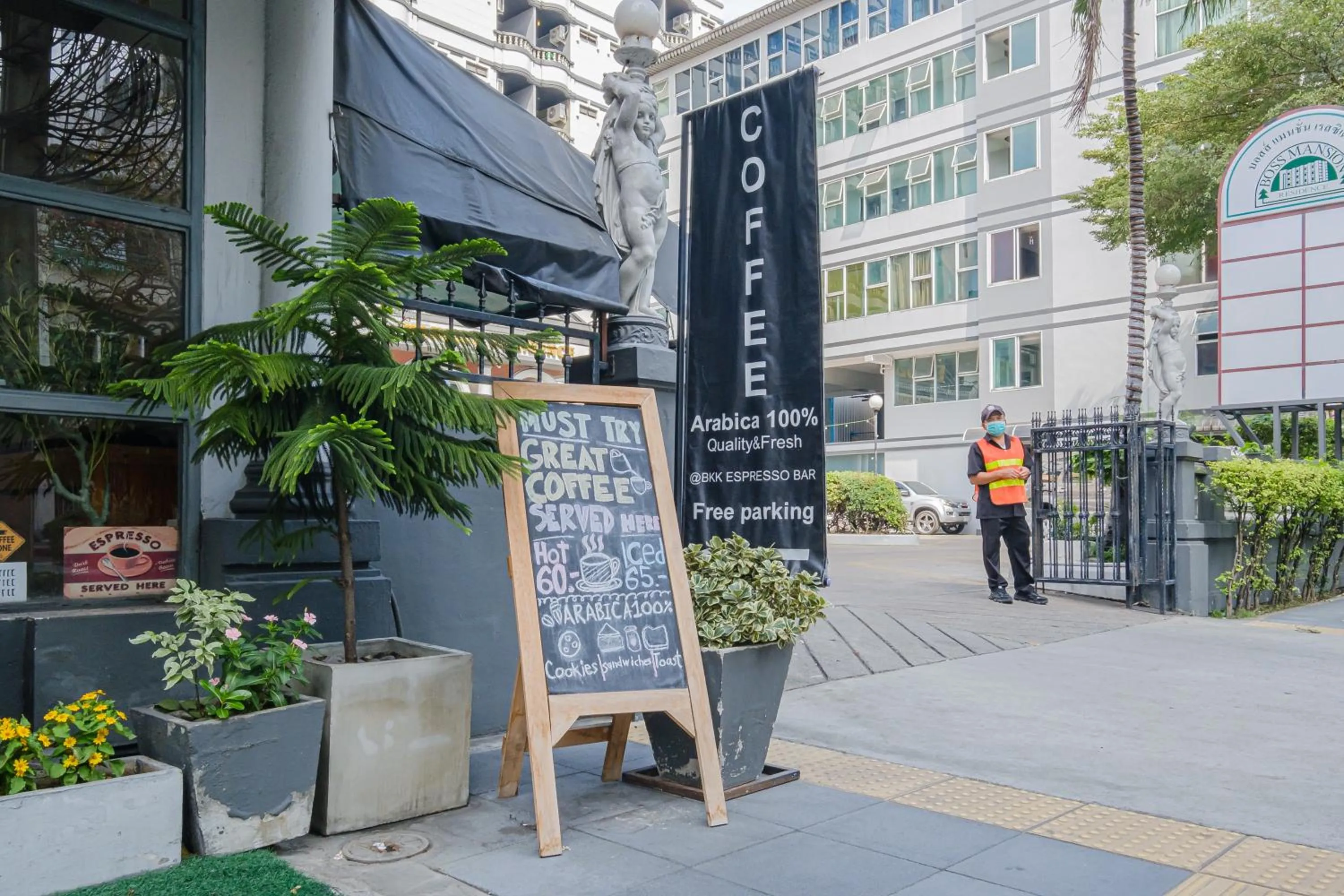 Restaurant/places to eat in Boss Hotel