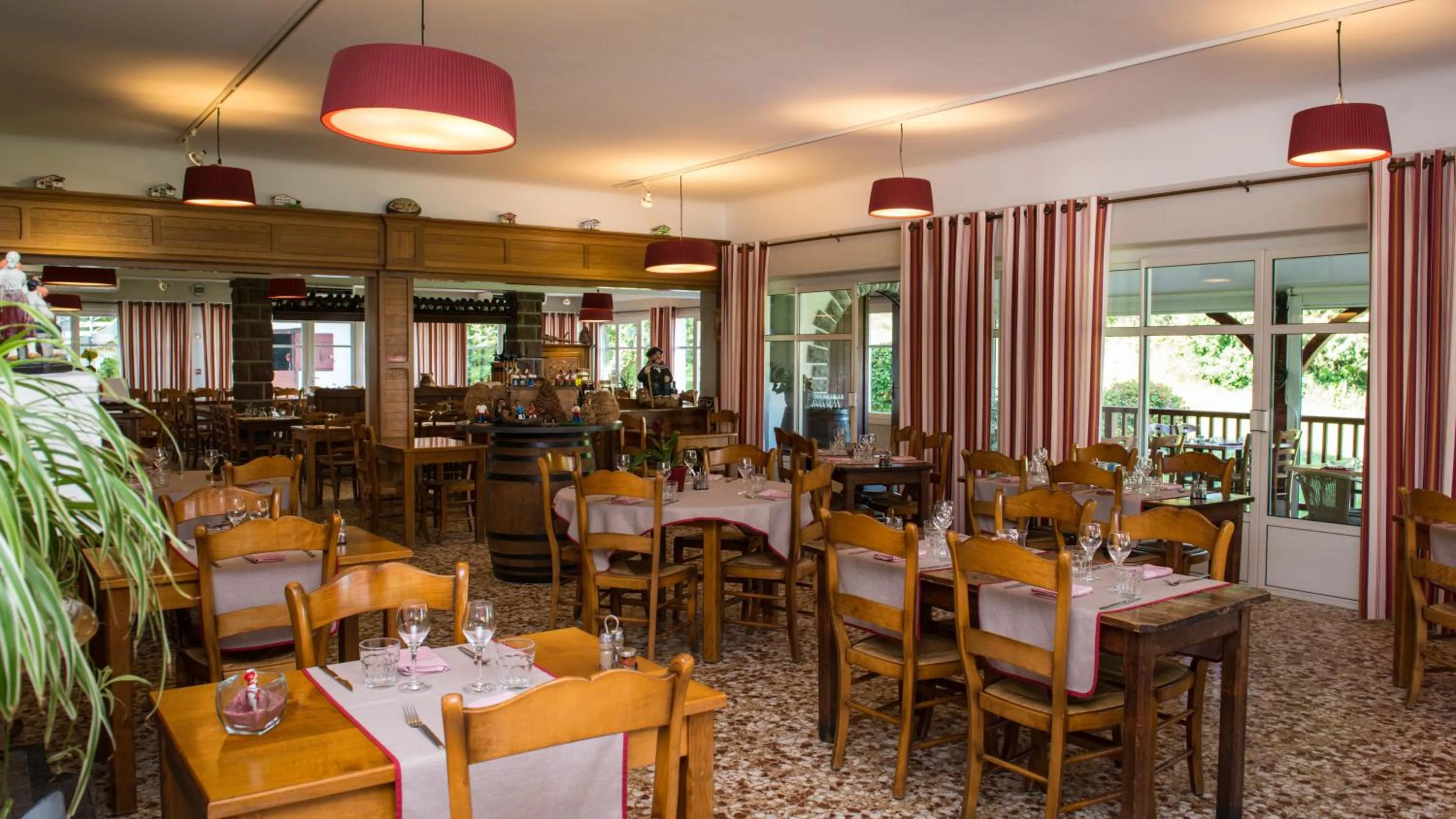 Restaurant/places to eat in Logis Hotel Ur-Hegian