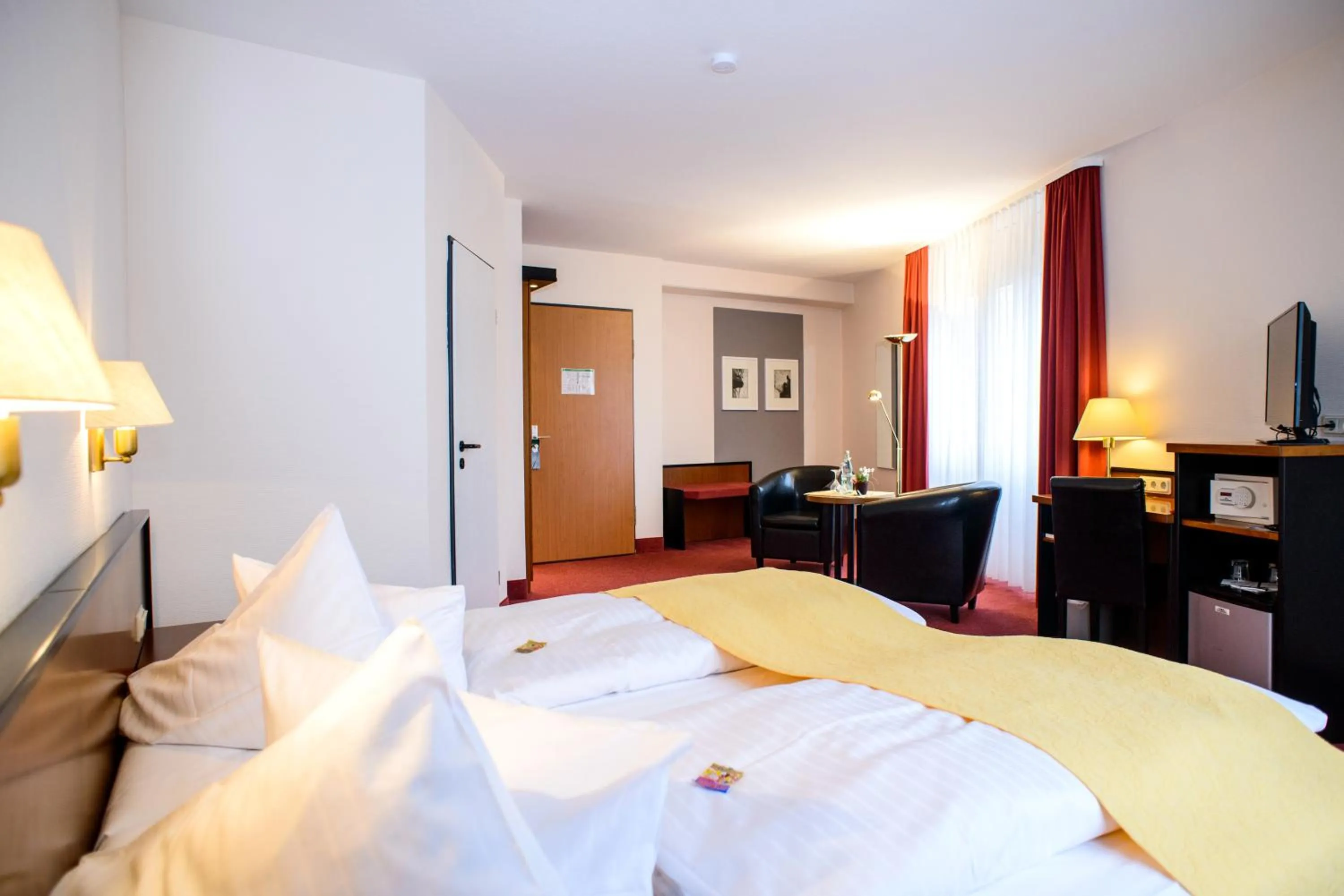 Living room, Bed in City Hotel Aschersleben