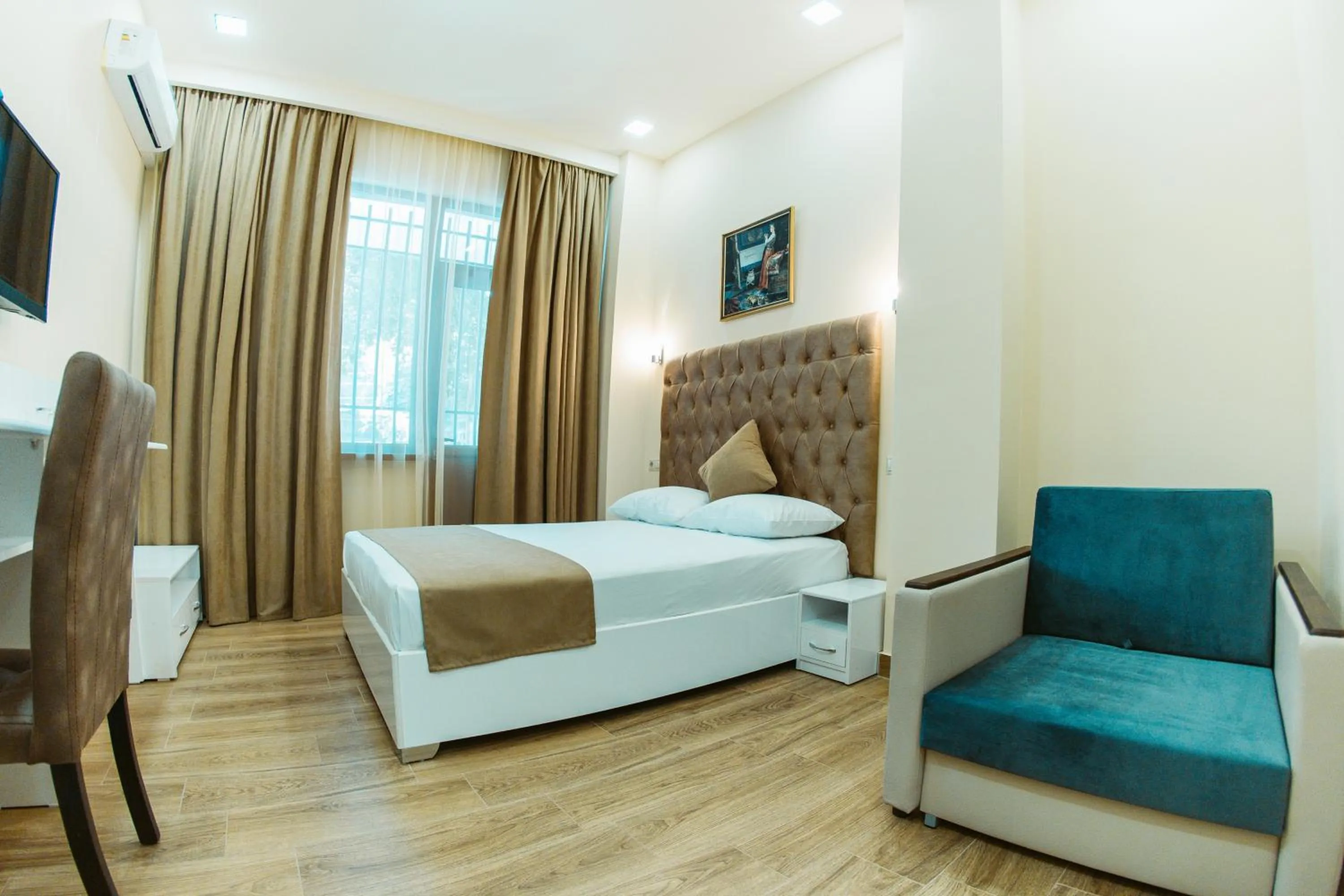 Photo of the whole room, Bed in L'image Art Hotel