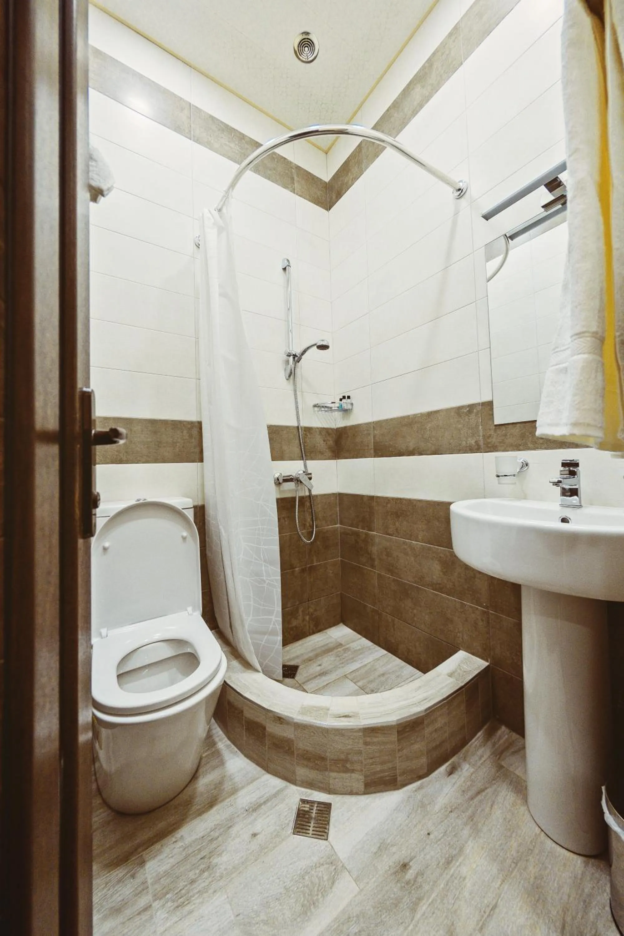 Shower in L'image Art Hotel