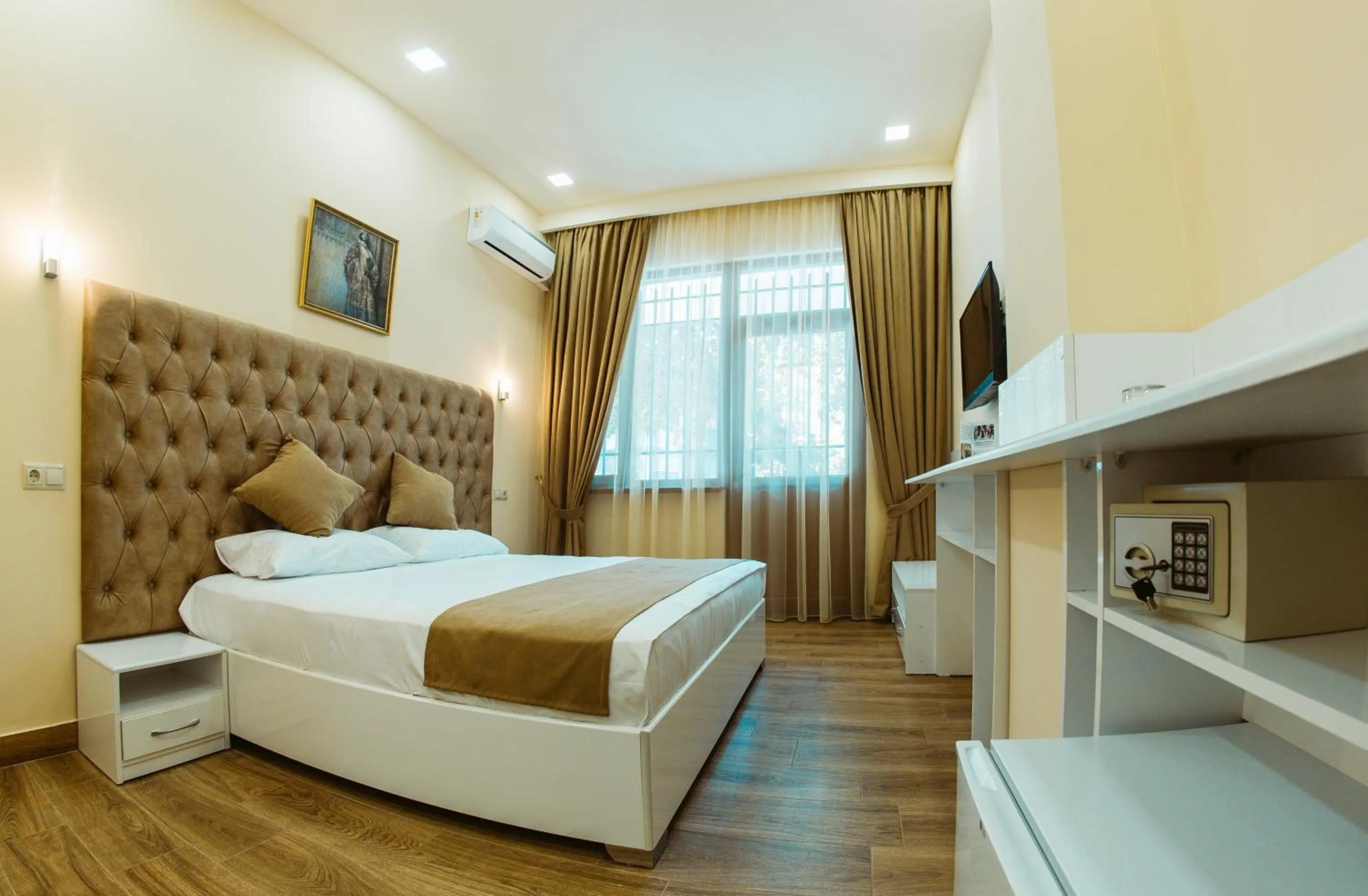 TV and multimedia, Bed in L'image Art Hotel