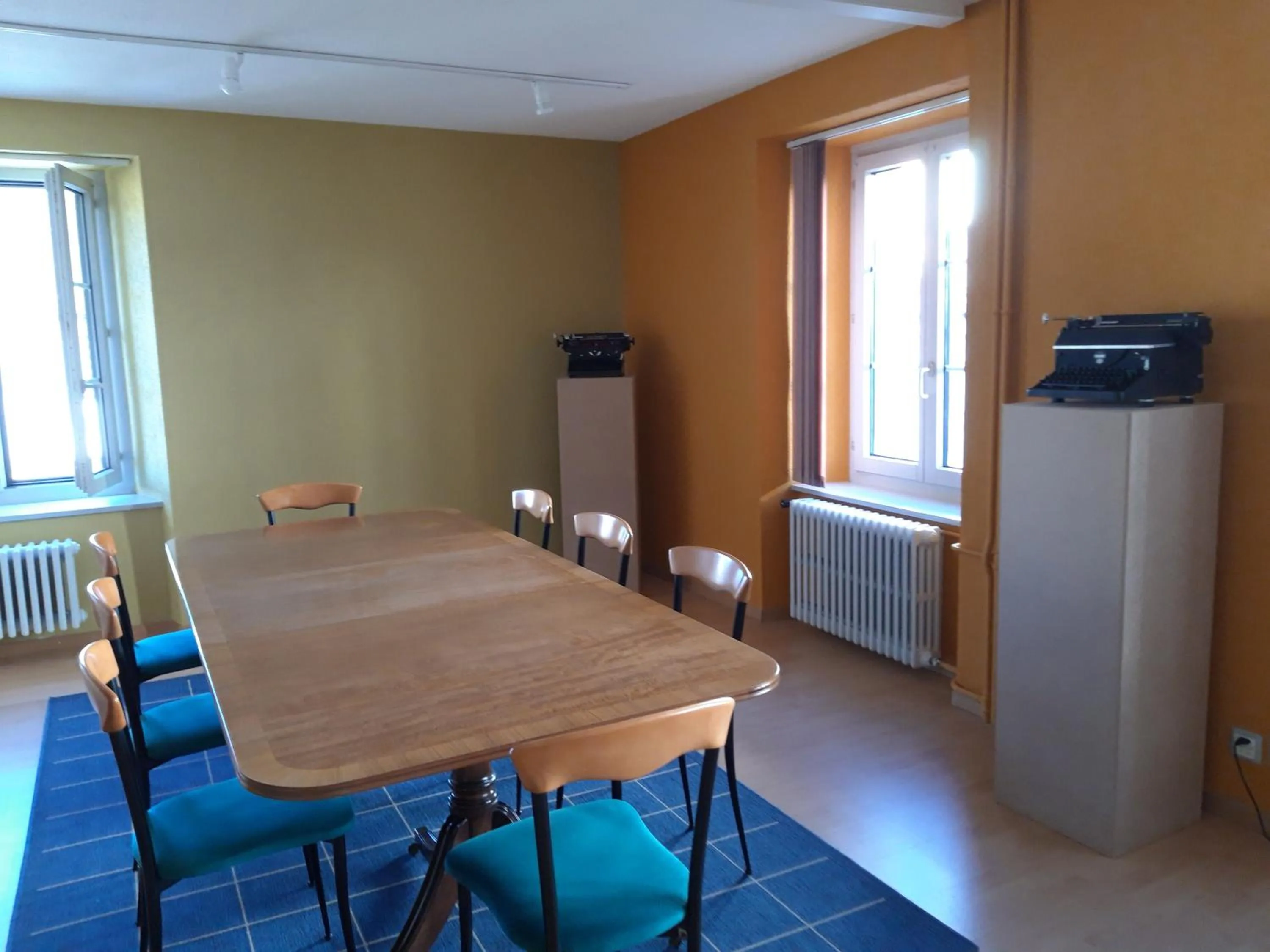 Communal lounge/ TV room in Hôtel de France