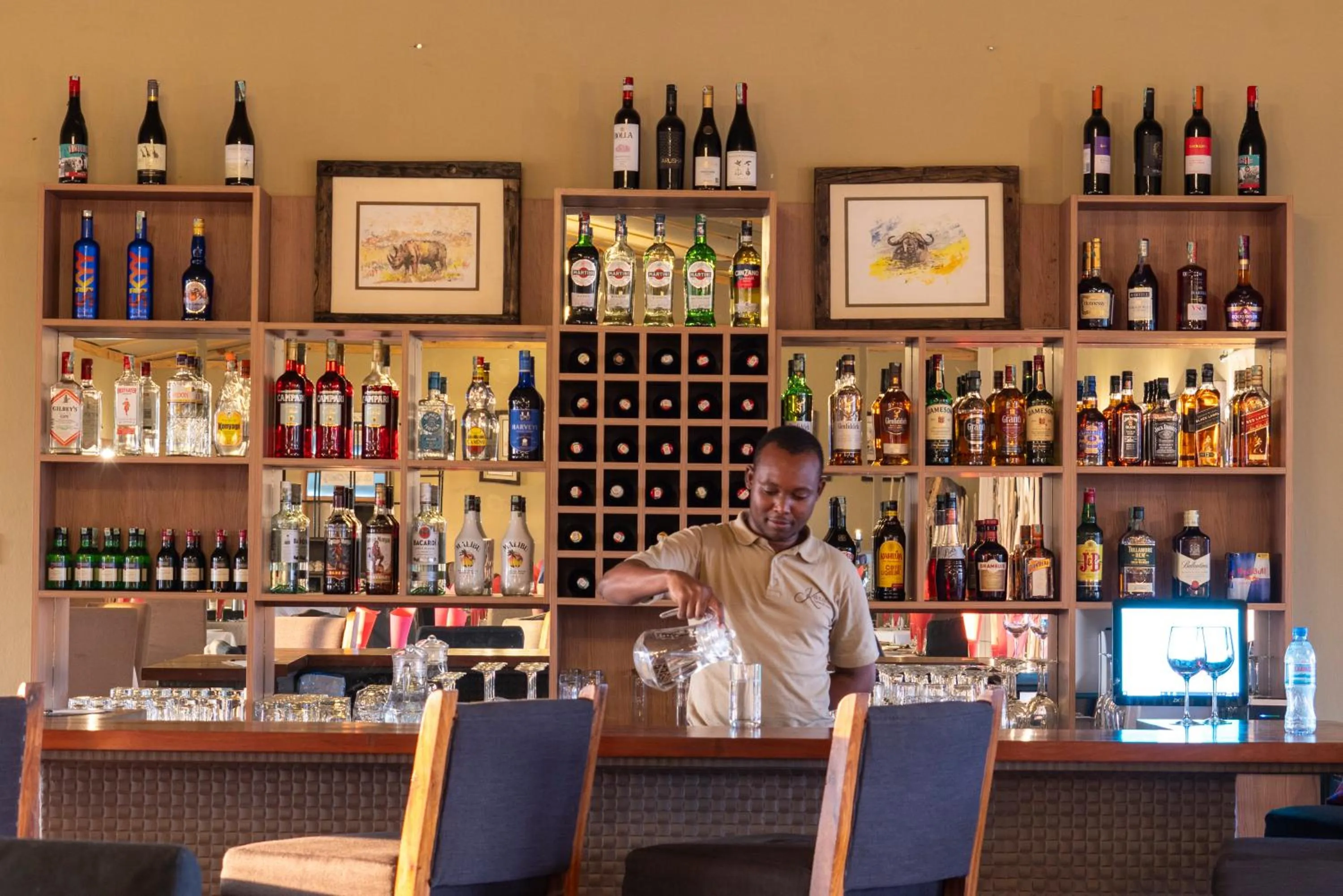 Lounge or bar in Serengeti Mara River Camp