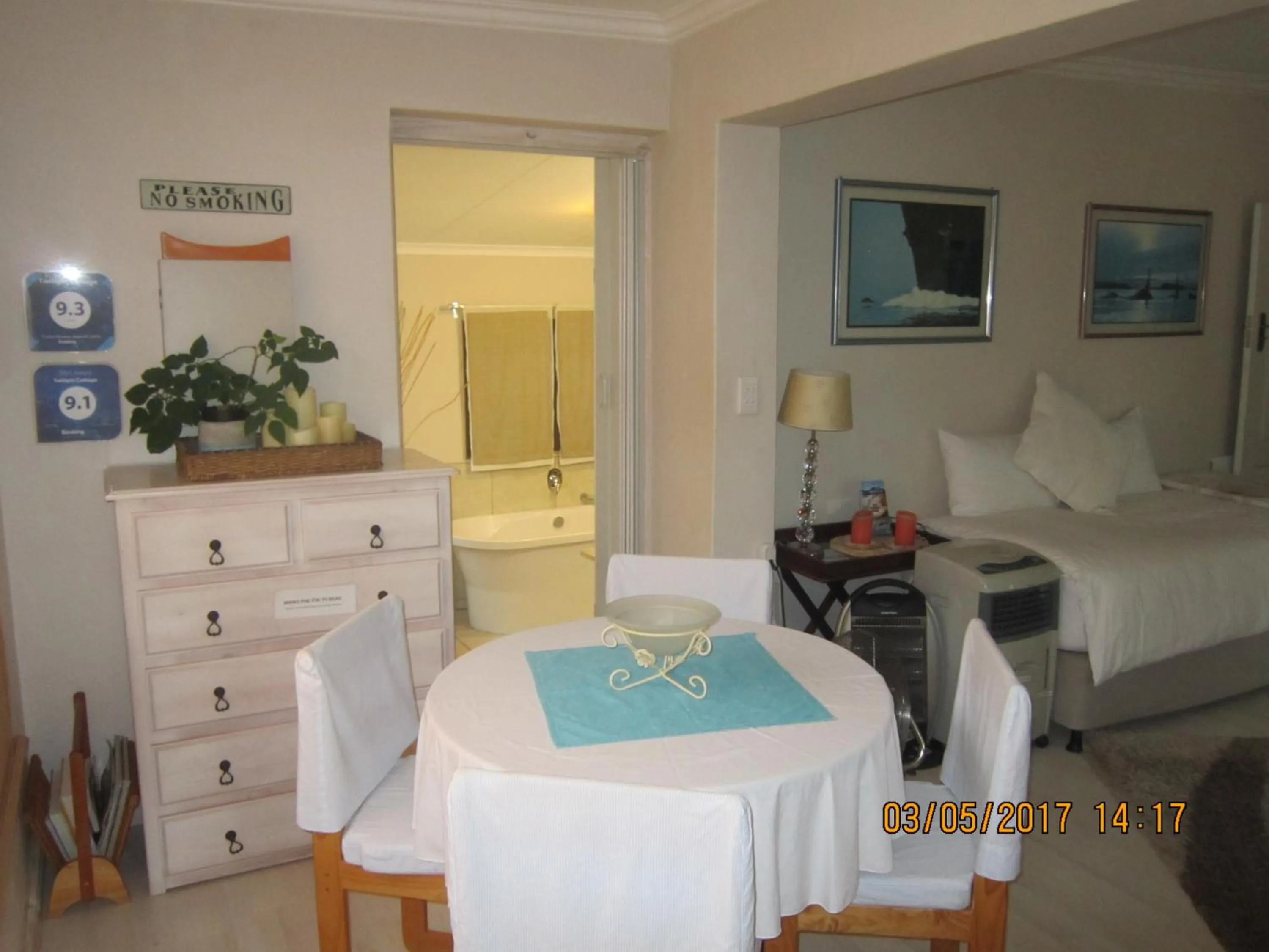 Dining area in Twilight Cottage