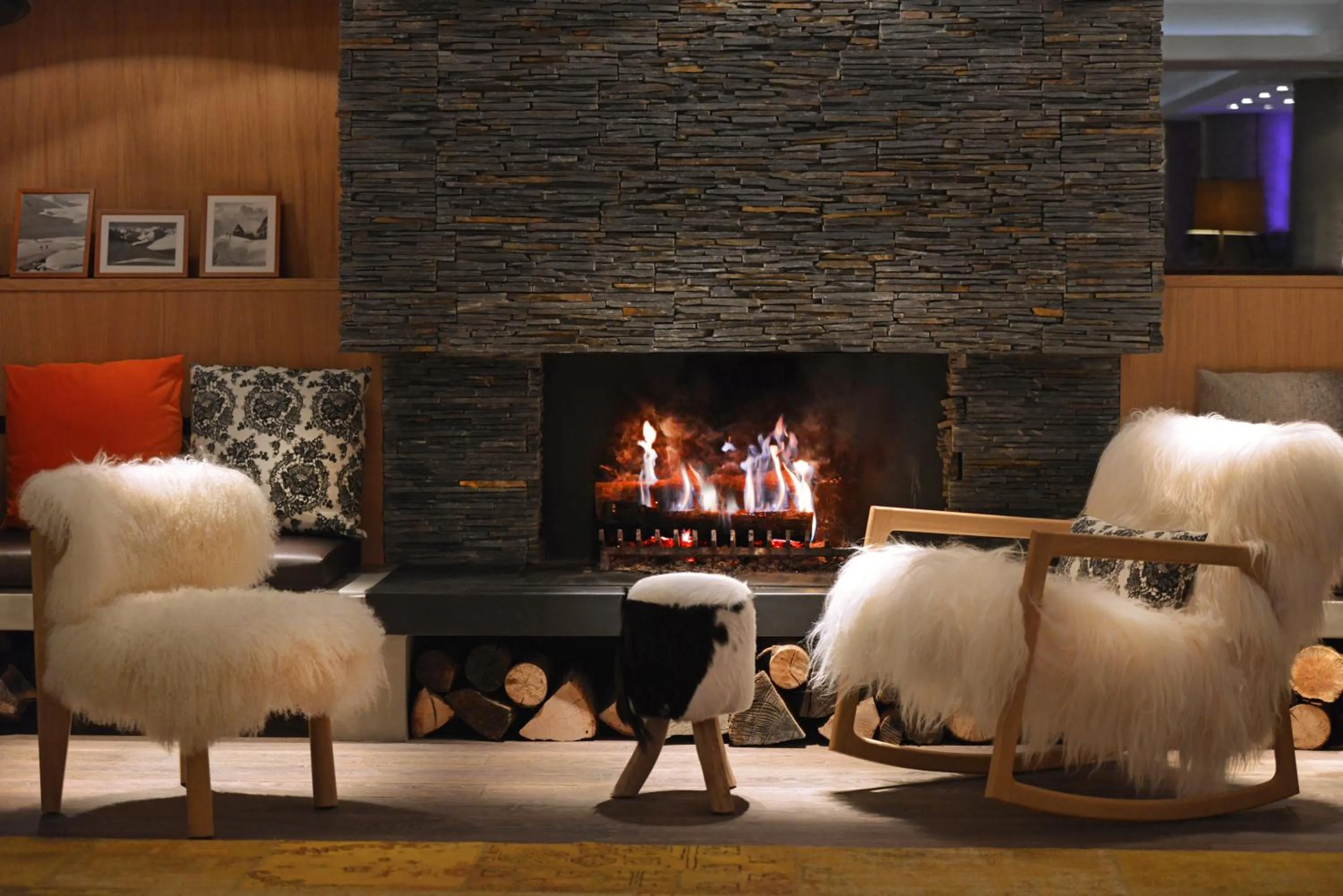 Communal lounge/ TV room in Hotel Le Savoy